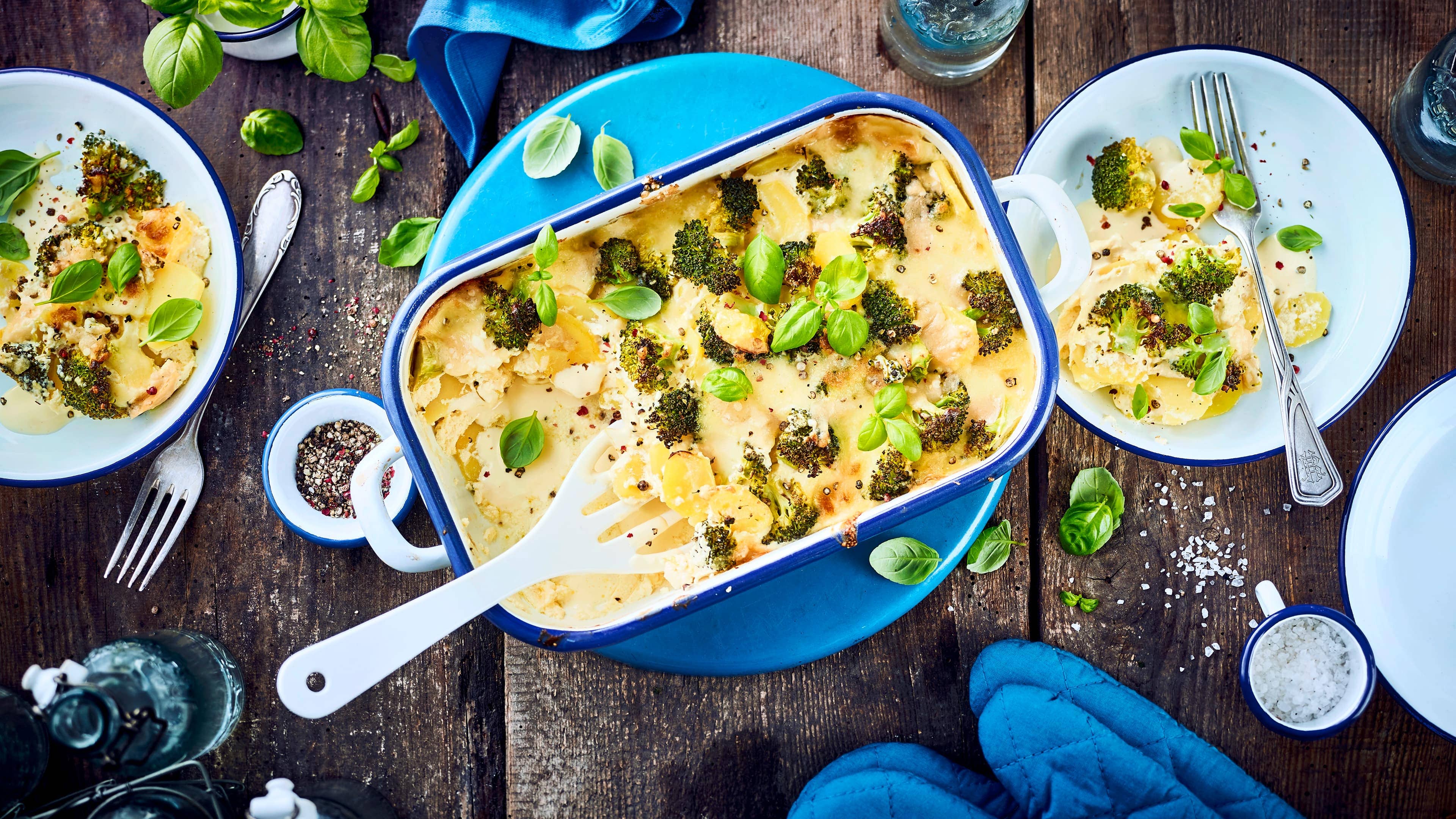 Kartoffel-Brokkoli-Auflauf Mit frischen Zutaten und mit Frischkäse und Schmand verfeinert ist unser Kartoffel-Brokkoli-Auflauf immer eine gute Idee für ein schnelles Mittagessen!