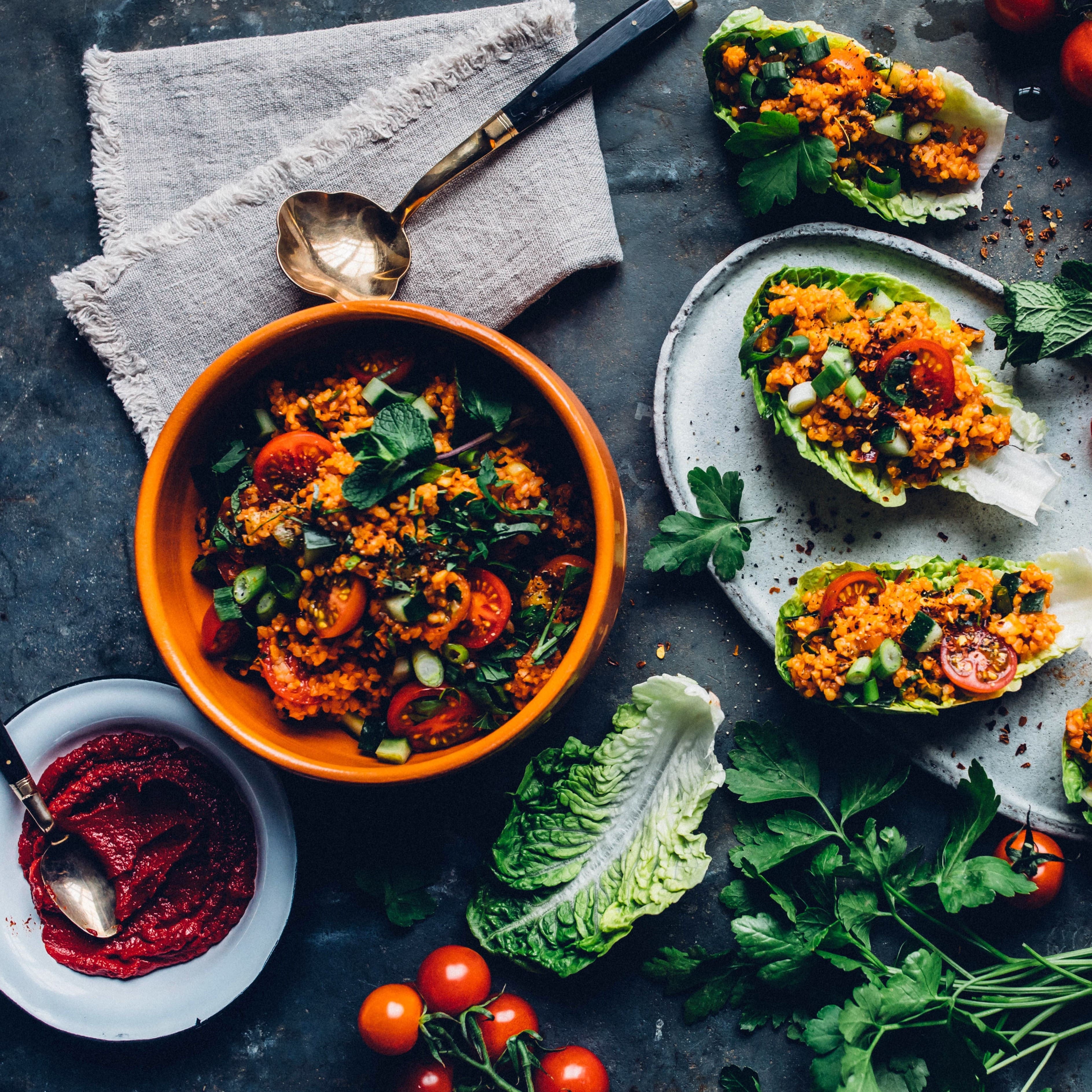 Ein köstliches und schnelles Rezept der türkischen Küche: Kisir –  ein Tomaten-Bulgur-Salat mit Gurke, Minze und Petersilie.