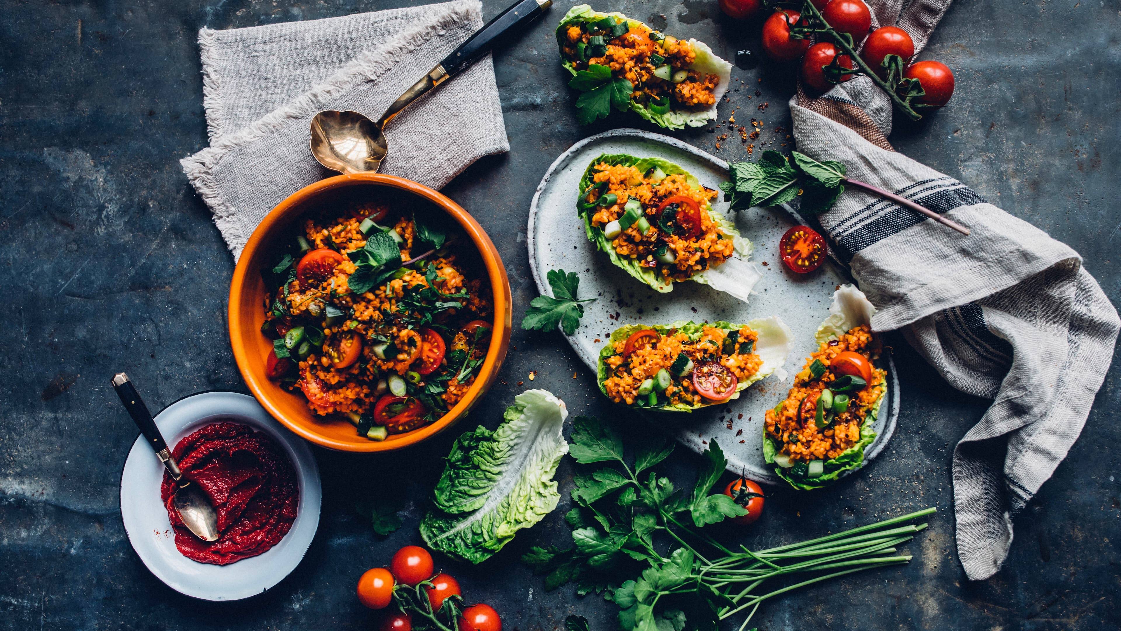 Kisir Ein köstliches und schnelles Rezept der türkischen Küche: Kisir – ein Tomaten-Bulgur-Salat mit Gurke, Minze und Petersilie.