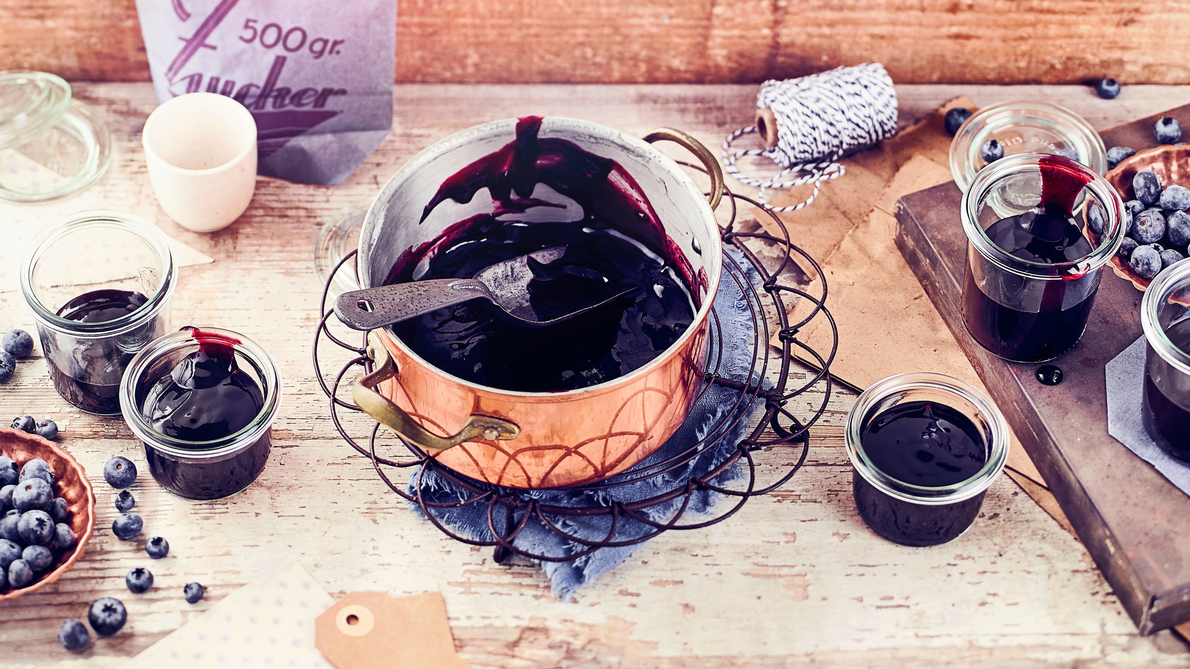Heidelbeermarmelade Wussten Sie schon, dass das Beerenobst Heidelbeere ein regelrechter Mangan-Booster ist? Schon 50 g der blauen Beeren liefern unseren Tagesbedarf dieses Spurenelementes, welches dazu beiträgt, die Zellen von oxidativem Stress zu schützen. Da nehmen wir direkt ein Kilogramm und stellen köstliche Heidelbeer Marmelade her.