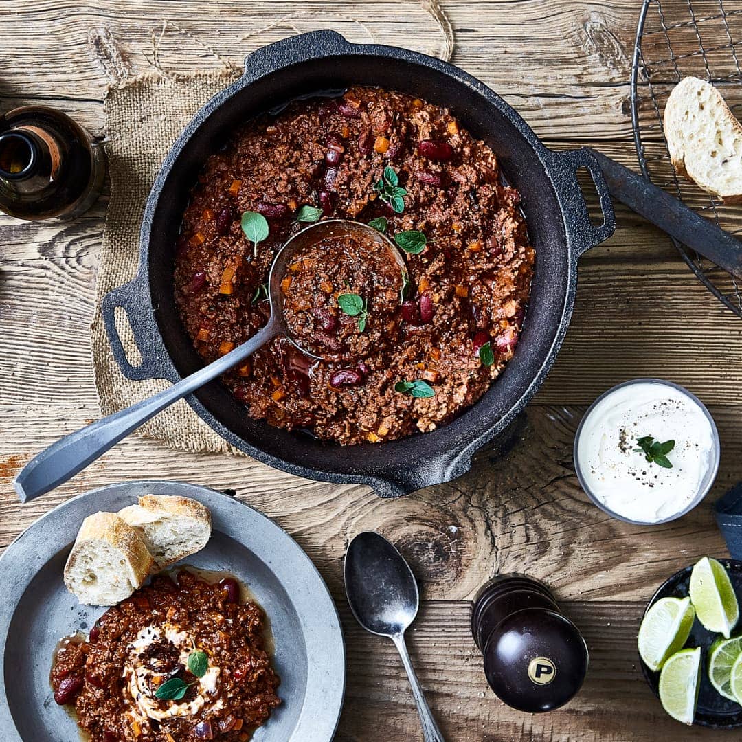 Ein Klassiker und immer eine Idee für die nächste Party: Chili con Carne mit Rotwein und Zartbitterschokolade. Dazu saure Sahne & Brot reichen und so einfach machen Sie Ihre Gäste glücklich!
