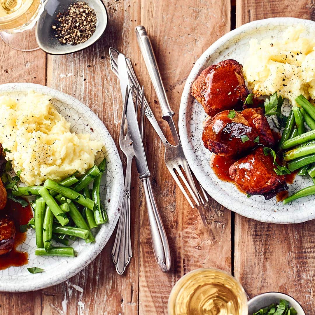 Nicht zu verwechseln mit Schweineöhrchen: Unser Rezept für leckere Schweinebäckchen in Rotweinsoße mit Kartoffeln und grünen Bohnen.