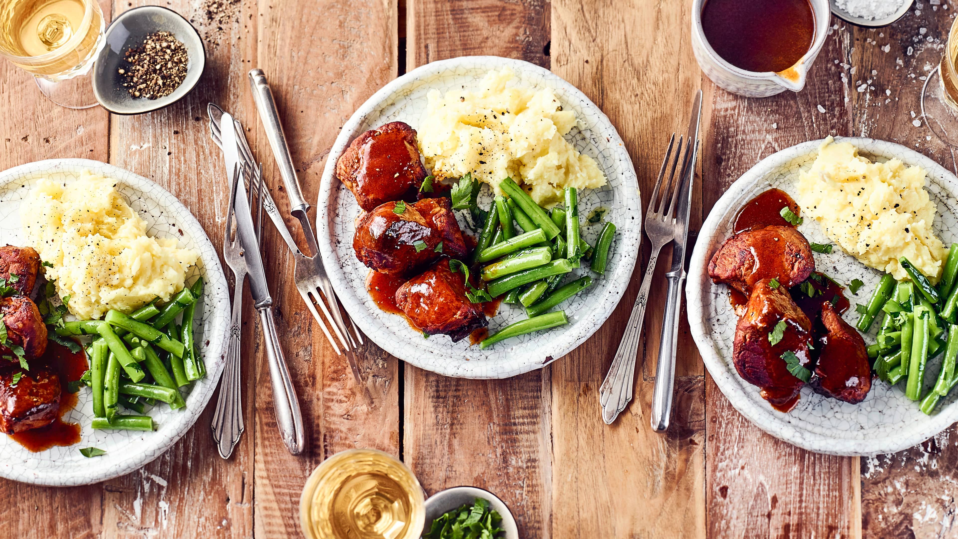 Schweinebäckchen Nicht zu verwechseln mit Schweineöhrchen: Unser Rezept für leckere Schweinebäckchen in Rotweinsoße mit Kartoffeln und grünen Bohnen.