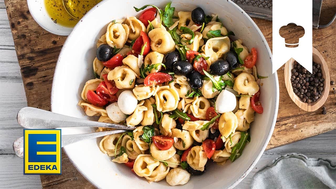 Tortellinisalat Rezept YouTube Platzhalterbild für ein Video mit dem Titel 'Tortellinisalat Rezept'.