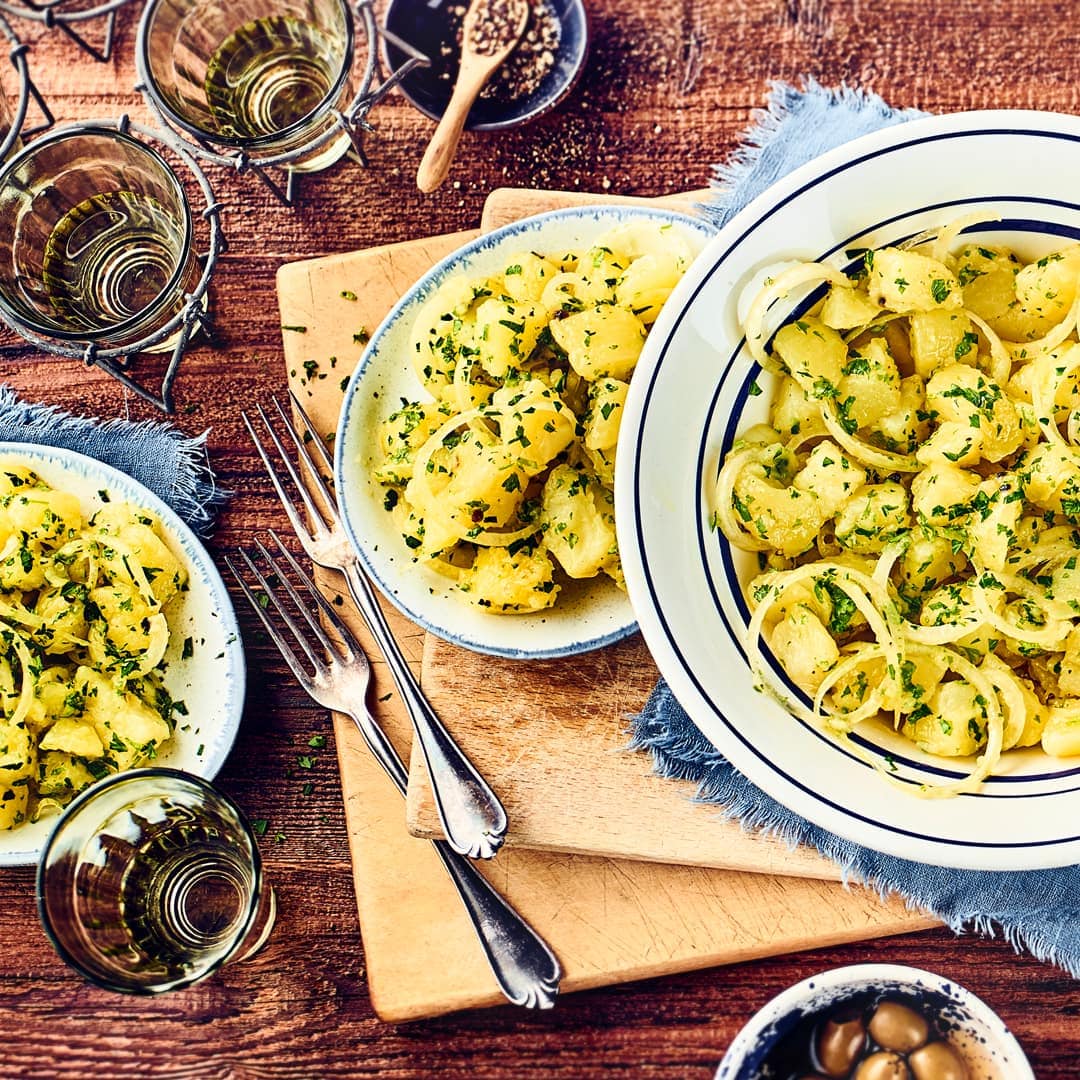 Unser spanischer Kartoffelsalat wird mit Zwiebeln, Olivenöl und Petersilie zubereitet und schmeckt wunderbar zu Grillfleisch & Fisch. Probieren Sie es aus!