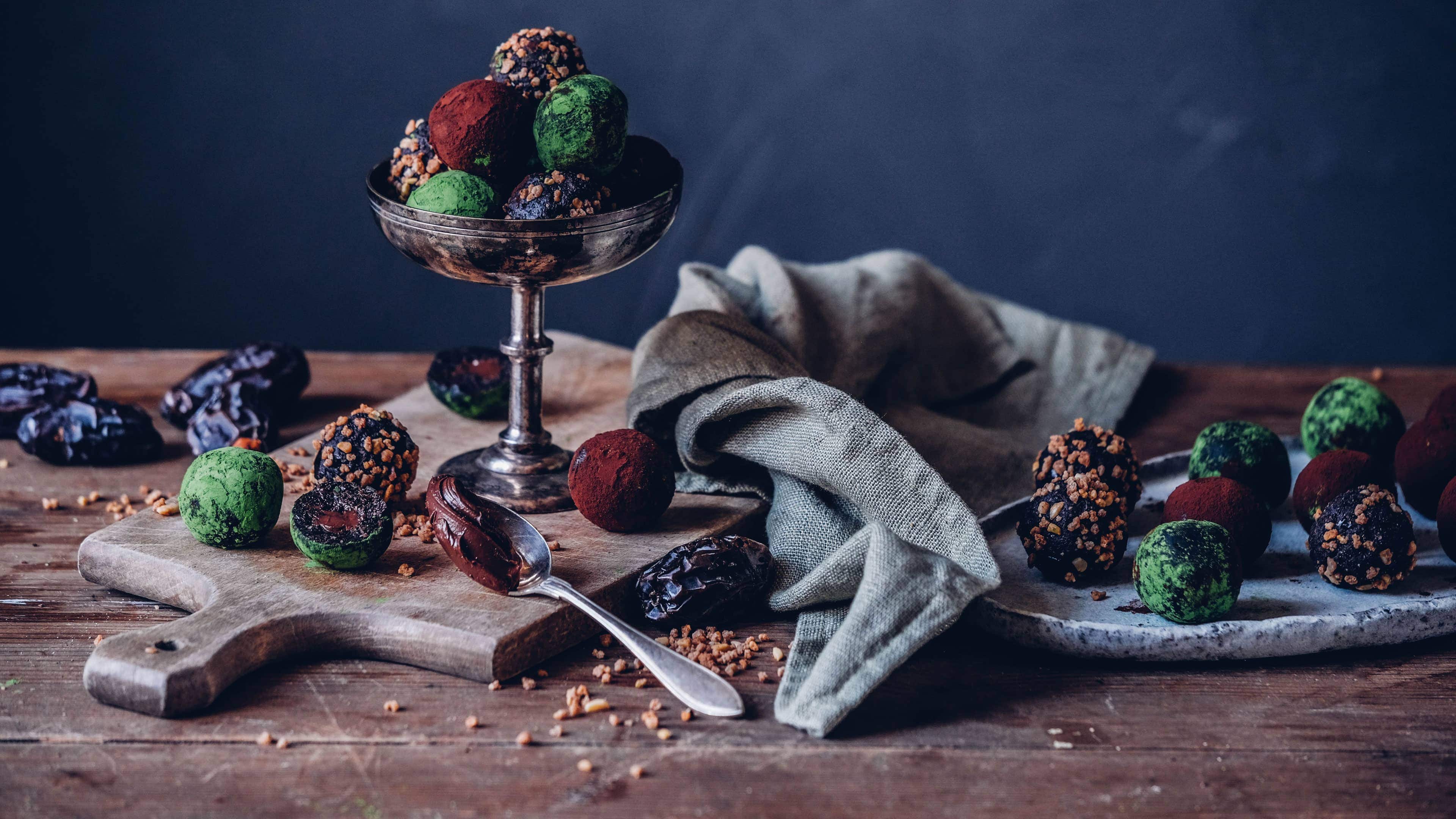 Vegane Bliss Balls mit Nougat-Füllung Vegane Bliss Balls mit Nougat-Füllung