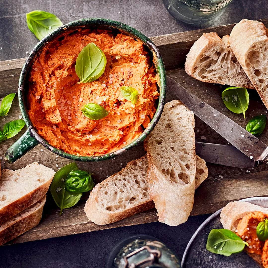 Selbstgemachte Tomatenbutter eignet sich hervorragend zu Fleisch und Brot oder zum Verfeinern von Pasta und sollte innerhalb von einer Woche verbraucht werden.