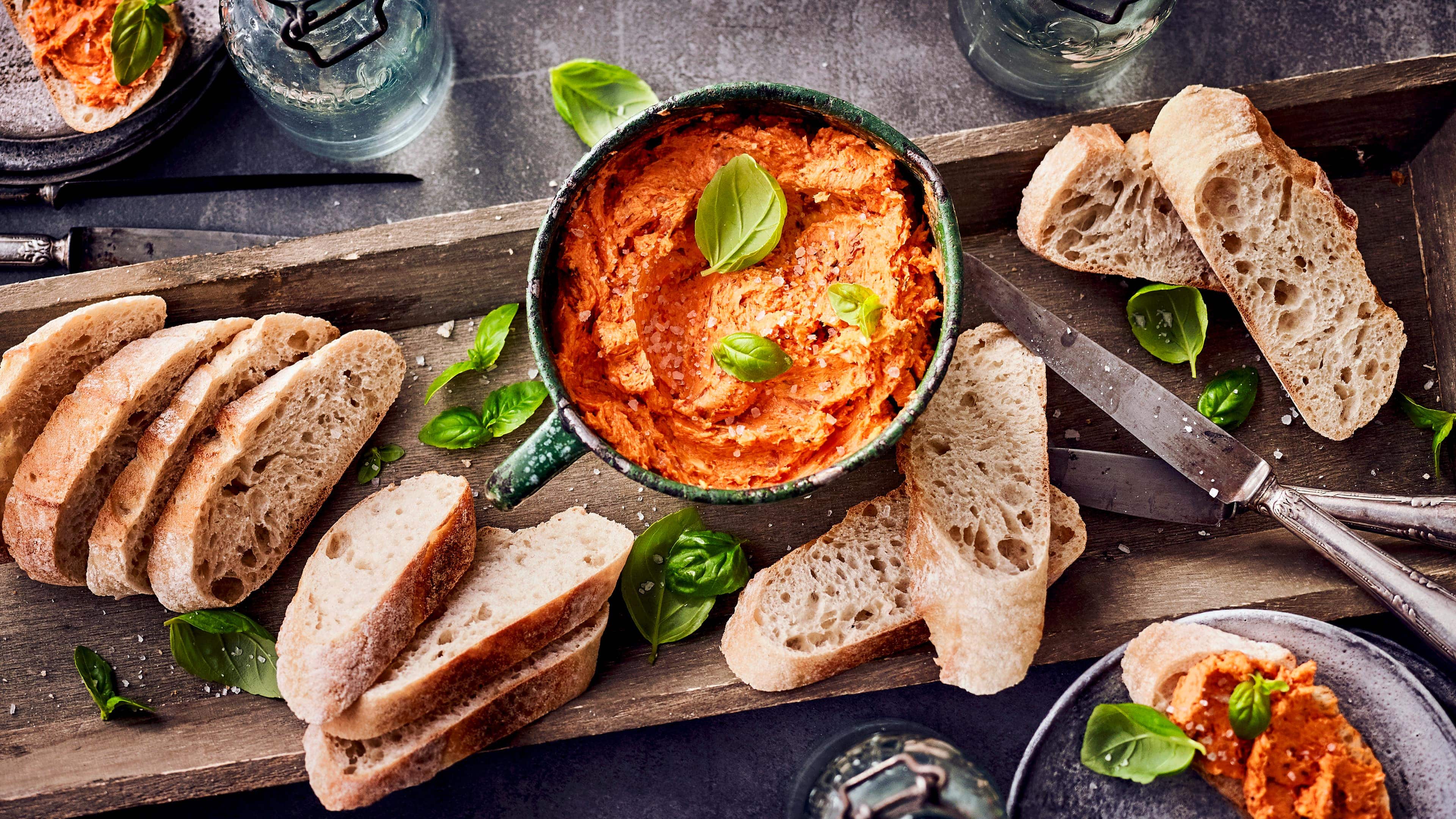 Tomatenbutter Selbstgemachte Tomatenbutter eignet sich hervorragend zu Fleisch und Brot oder zum Verfeinern von Pasta und sollte innerhalb von einer Woche verbraucht werden.
