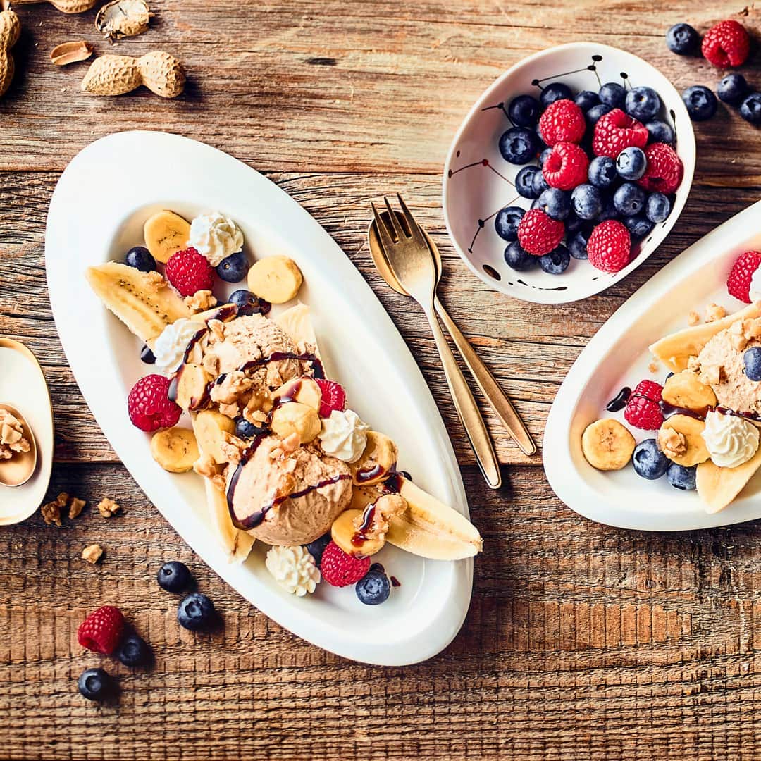 Mindestens genauso lecker wie früher in der Eisdiele und zum Teilen fast zu schade: Unser Banana Split mit selbstgemachter Erdnussbutter-Eiscreme.