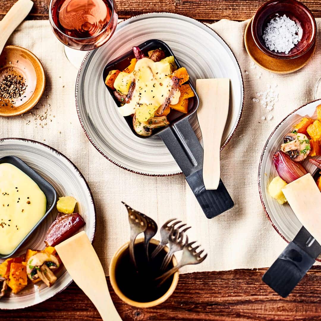Kürbis. Lorbeer. Curry. Lassen Sie sich für Ihren Raclette Abend von unserem Rezept inspirieren und füllen Sie Ihre Pfännchen mit besonderen Zutaten.