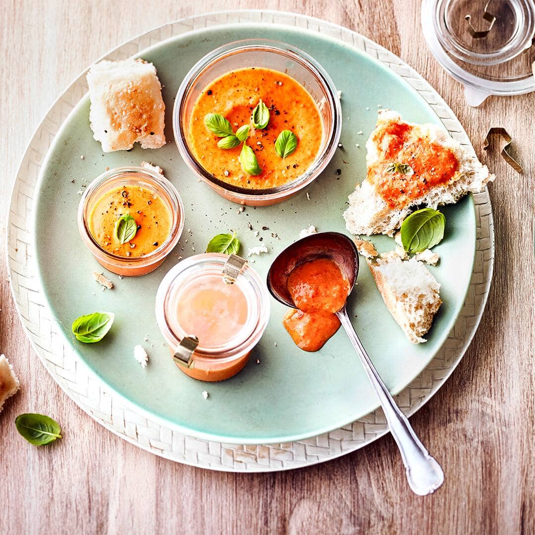 Für den kleinen Hunger zwischendurch: Bereiten Sie unseren Paprika-Dip mit aromatischem Gewürz zu. In nur zehn Minuten fertig!