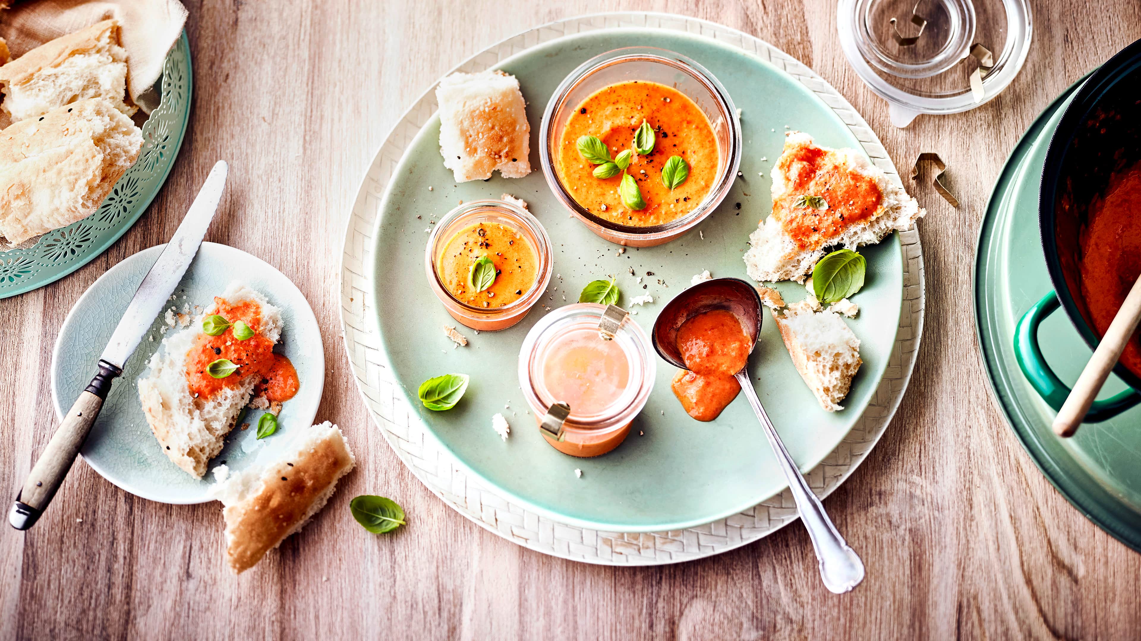 Paprika-Dip Für den kleinen Hunger zwischendurch: Bereiten Sie unseren Paprika-Dip mit aromatischem Gewürz zu. In nur zehn Minuten fertig!