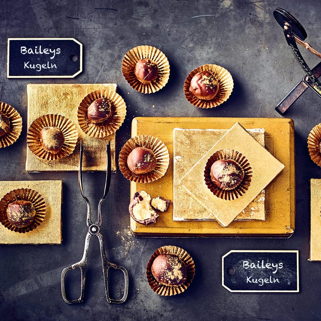 Schön verpackt hätten Sie hier ein super Weihnachtsgeschenk. Aber Vorsicht – so lecker will man die kleinen Baileys Kugeln dann doch lieber direkt selbst vernaschen!