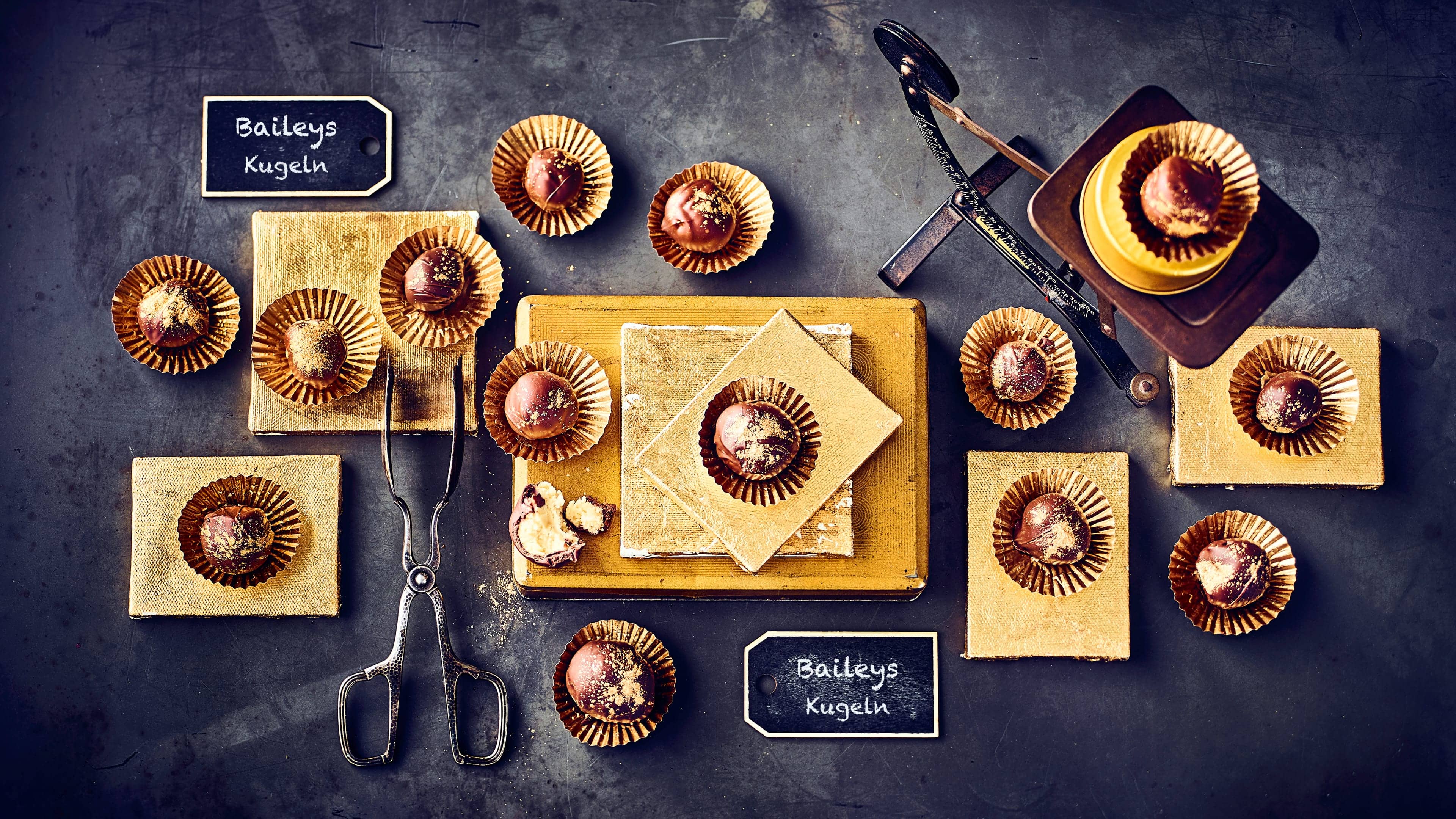 Baileys Kugeln Schön verpackt hätten Sie hier ein super Weihnachtsgeschenk. Aber Vorsicht – so lecker will man die kleinen Baileys Kugeln dann doch lieber direkt selbst vernaschen!