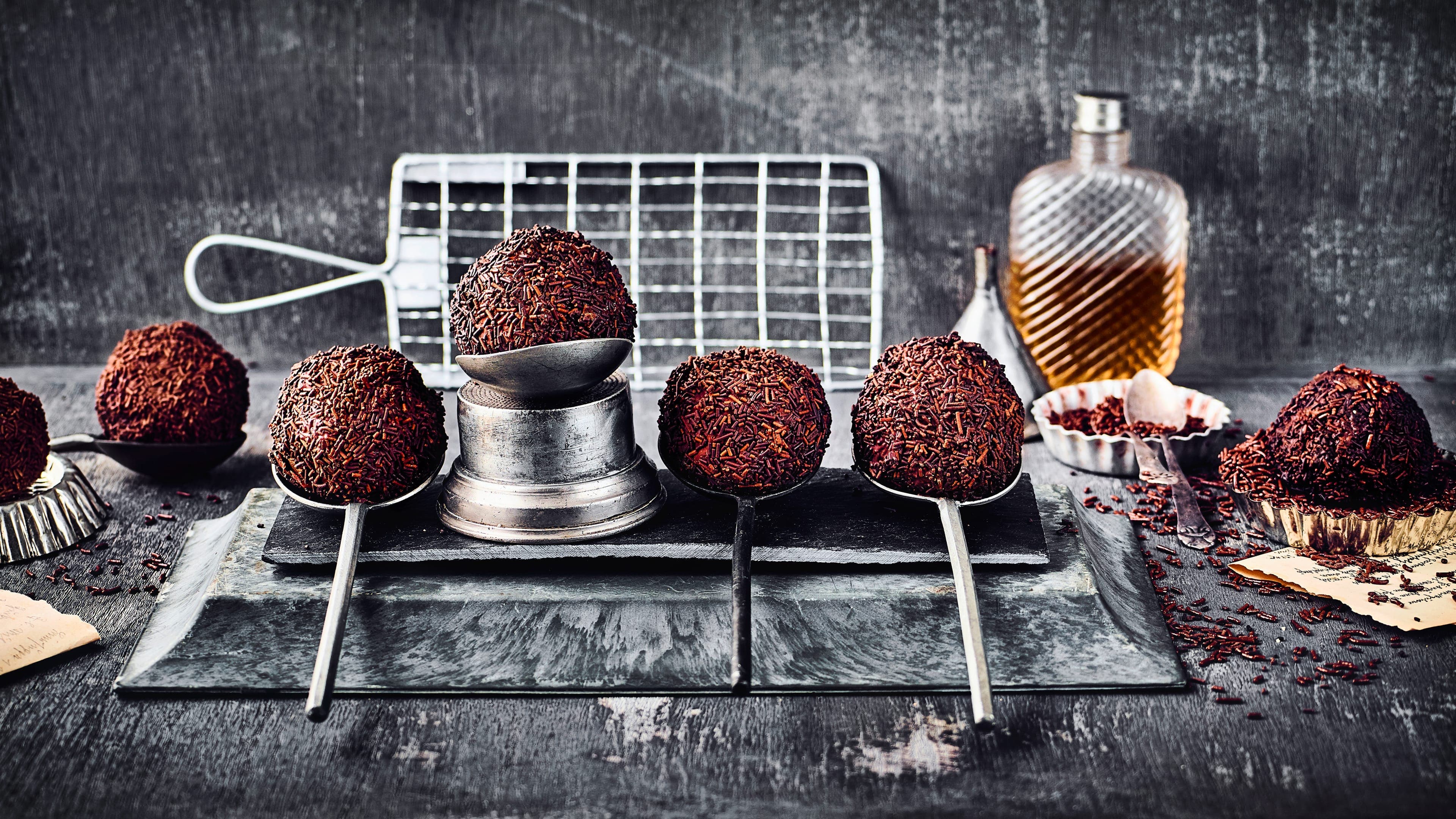 Rumkugeln Eigentlich als Verwertung von Kuchenresten gedacht erfreuen sich Rumkugeln mittlerweile großer Beliebtheit. Selbstgemacht sind sie natürlich besonders lecker!