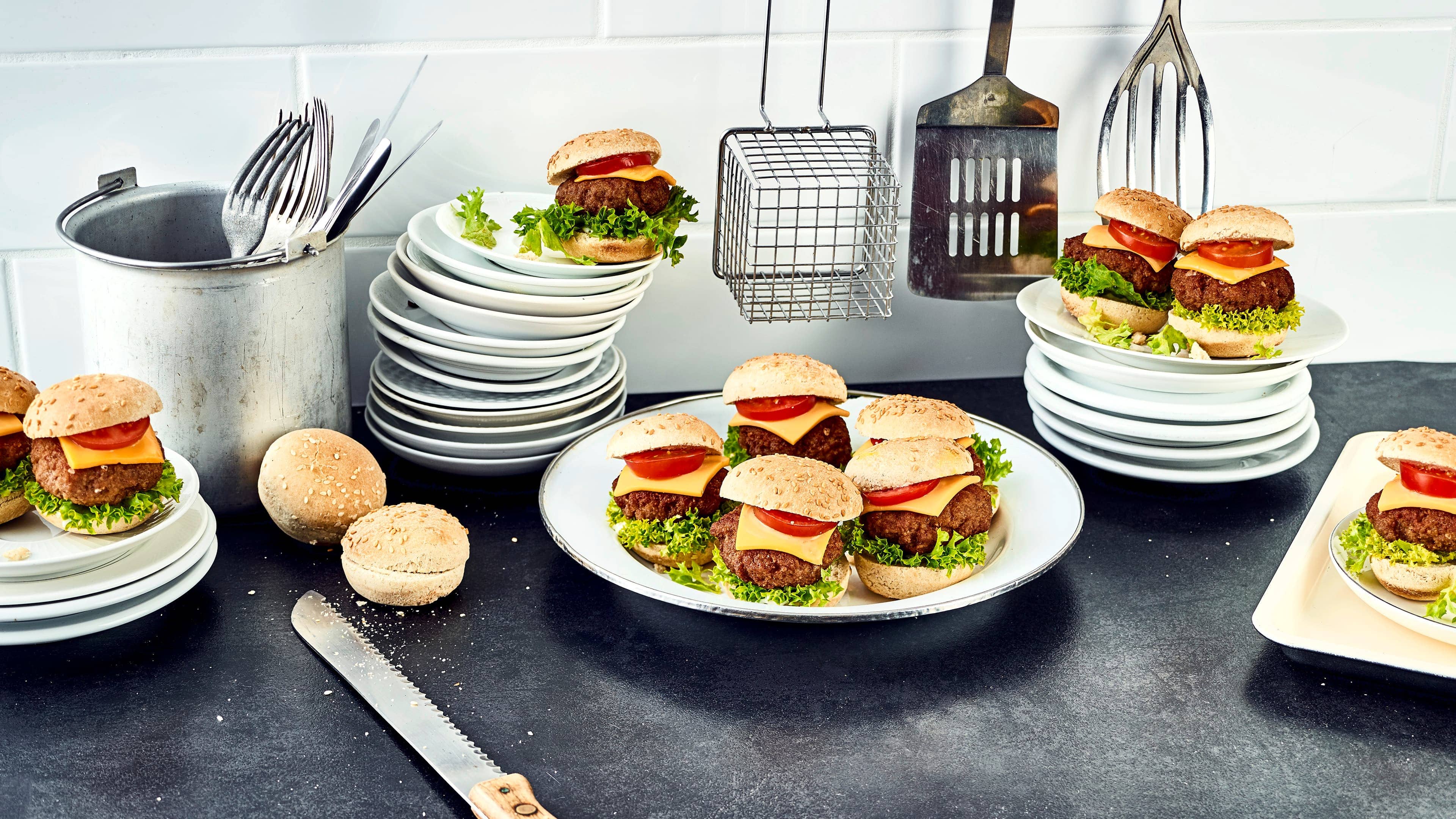 Mini-Hamburger Hamburger selbermachen: Mit einfachen Rezepten und wenigen Zutaten zaubern Sie aus Fleisch, Brötchen, Salat, Saucen und Gewürzen einen beliebten Snack.