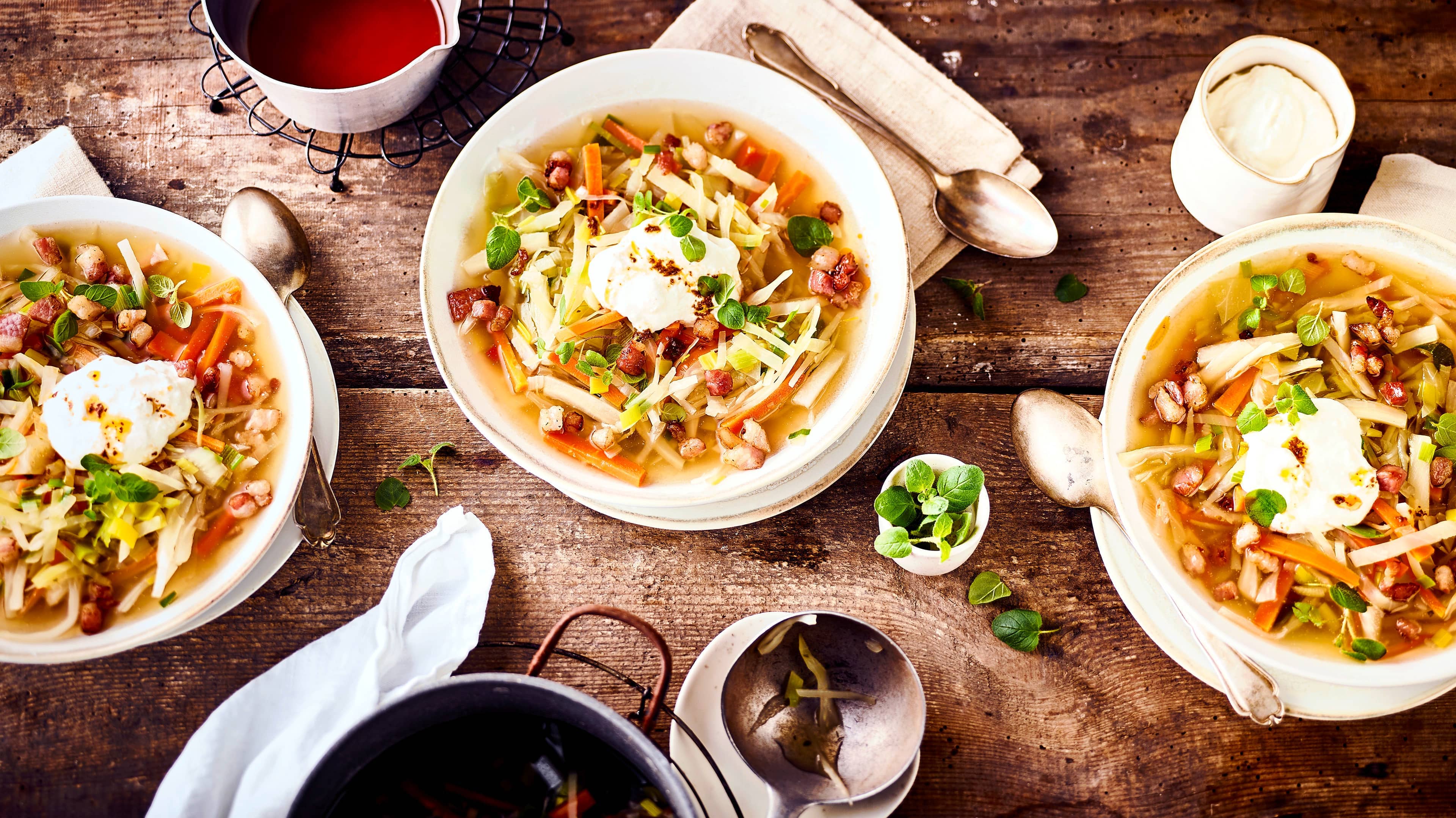 Kohlsuppe Als Diätsuppe berühmt geworden und durch den leckeren Geschmack eine sehr beliebte Suppe geblieben: Entdecken Sie die Kohlsuppen-Rezepte von EDEKA!