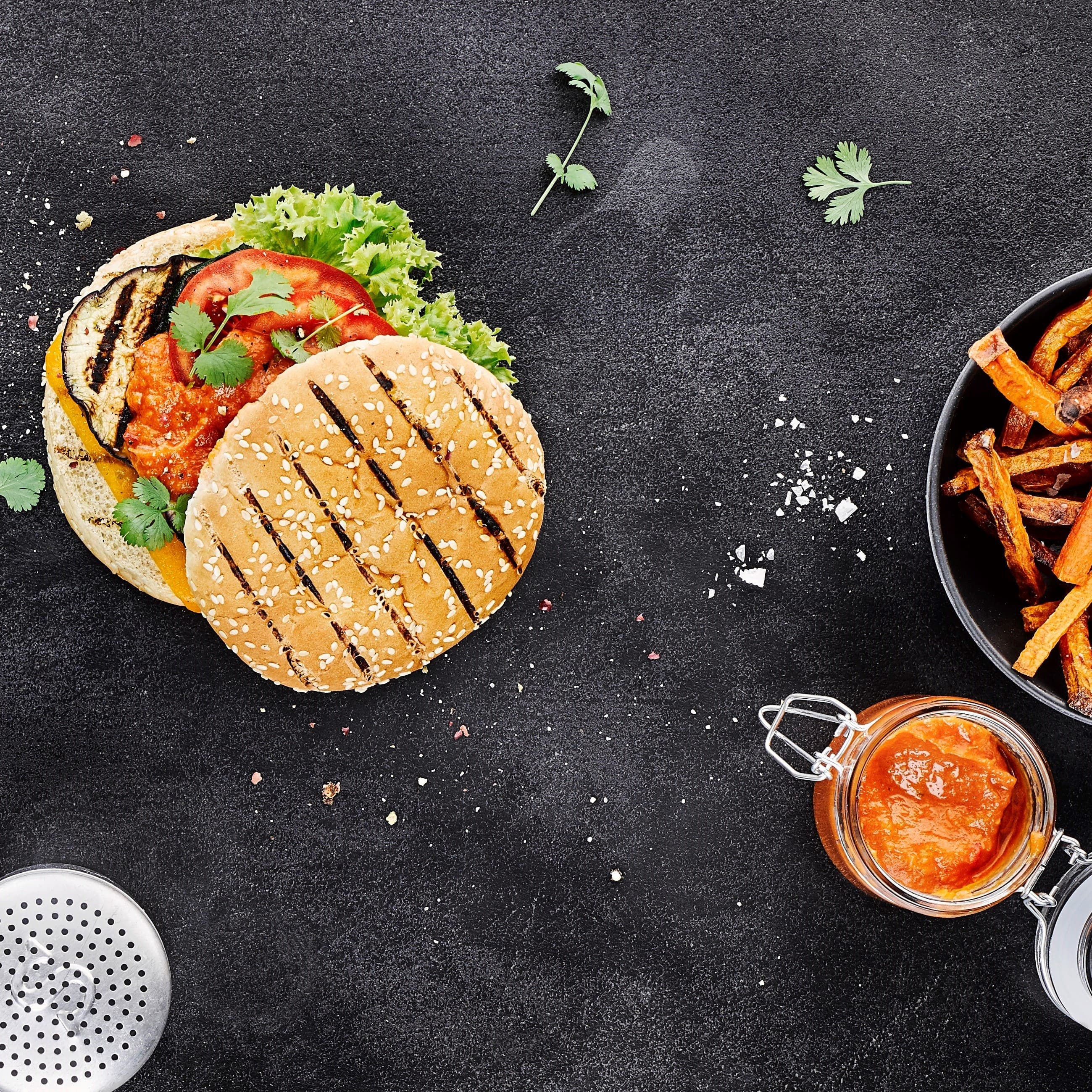 Vegetarischer Snack für die ganze Familie: Probieren Sie unseren Gemüse-Burger mit Tomatensalsa und Süßkartoffel-Pommes – gesund und lecker!