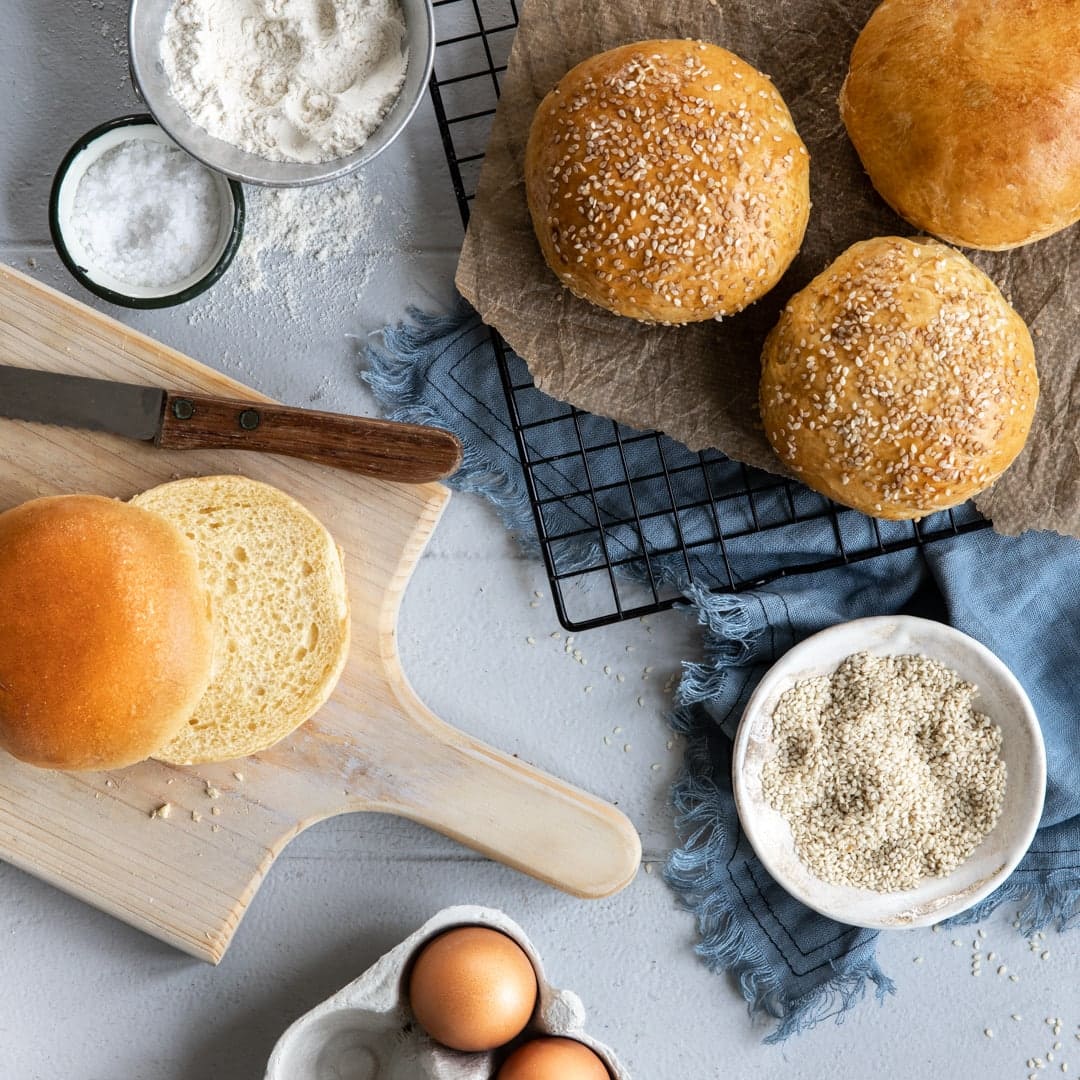 Wenn die Buns fast den Patty schlagen: Selbstgemachte super fluffige Brioche Burger Buns mit Sesam-Topping.
