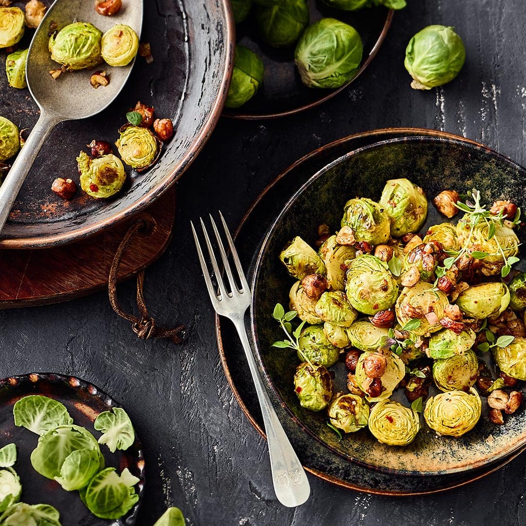 Gebratener Rosenkohl aus der Pfanne – ob als würzige Beilage oder vegetarisches Hauptgericht, das Kohlgemüse schmeckt superlecker und ist ideal für kalte Tage.