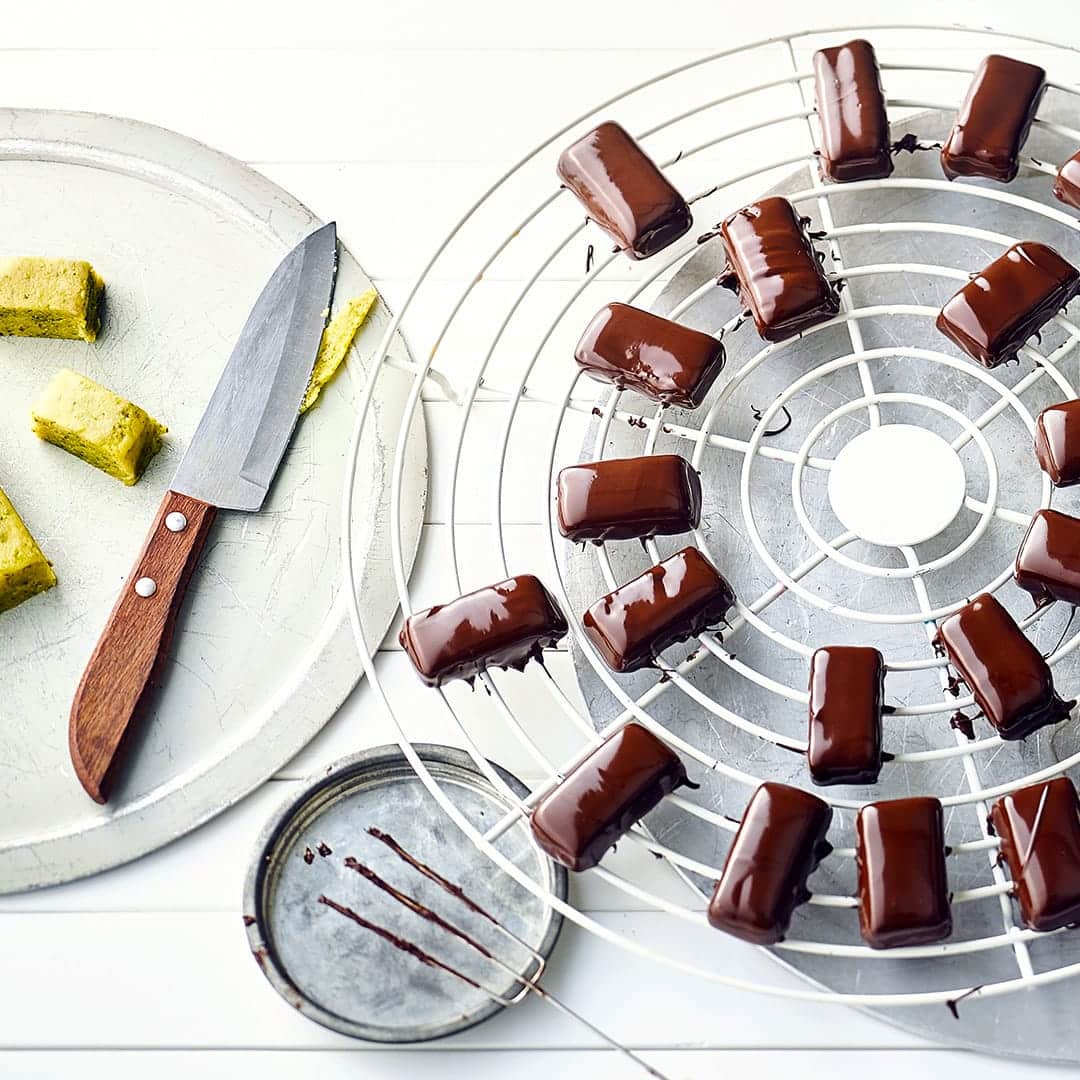 Selbstgemachte Pralinen aus Marzipan und fein geriebenen Pistazien, in köstliche Kuvertüre getaucht. Ob als Geschenk oder zum selber essen!