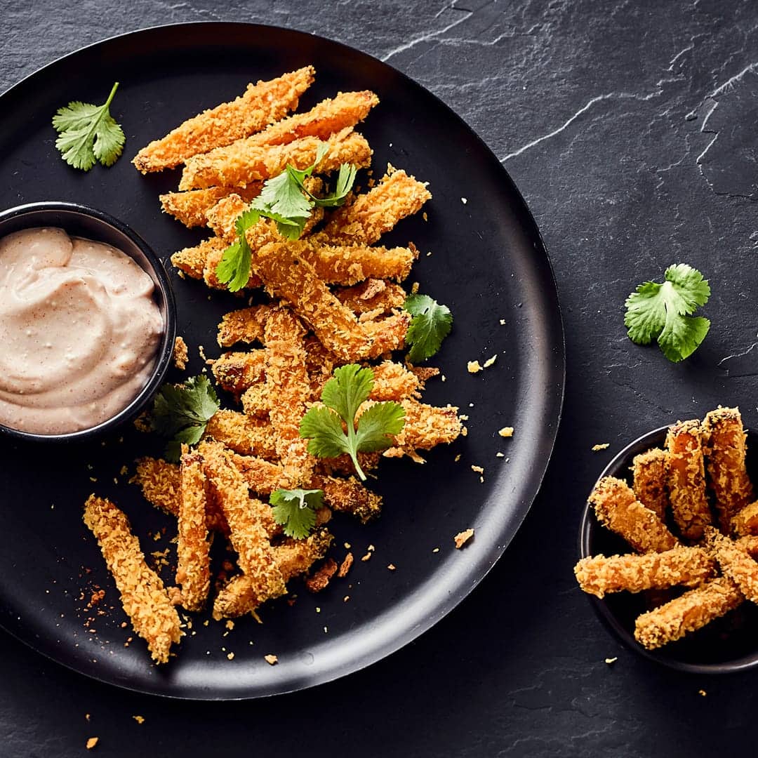 Pommes gehen immer! Und wer Lust auf ein bisschen Abwechslung hat, ist hier genau richtig: Knusprige Kürbis-Pommes mit selbstgemachter Chili-Mayonnaise.