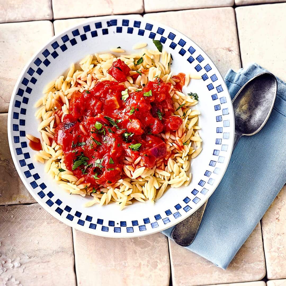 Leckere kleine Nudeln in Reiskornform wie beim Griechen: Kritharaki mit selbstgemachter Tomaten-Zwiebel-Soße.