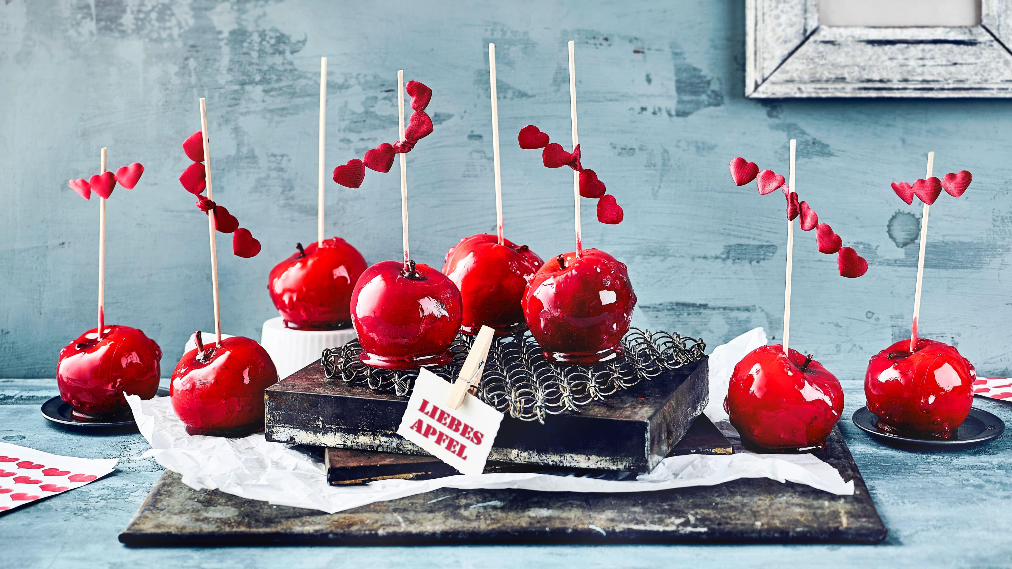 Liebesapfel Signalroter Karamell trifft auf knackige Frucht: Mit unserem Liebesapfel-Rezept kreieren Sie den heiß geliebten Kirmes-Klassiker zu Hause im Handumdrehen selbst.