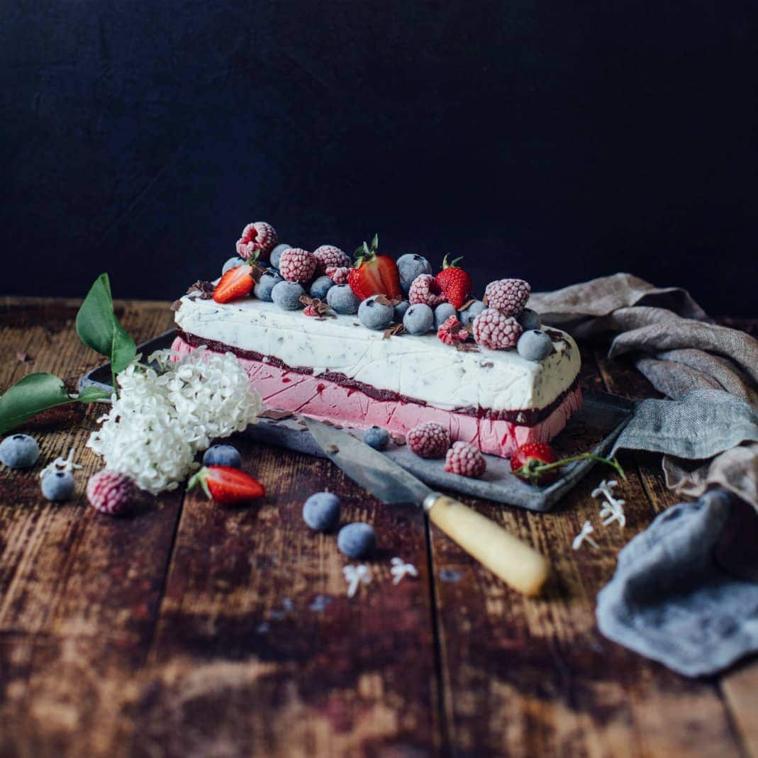 An heißen Tagen ist diese Eistorte der perfekte Kuchenersatz. Die Mischung aus Himbeeren und Stracciatella ist ideal für heiße Sommertage.