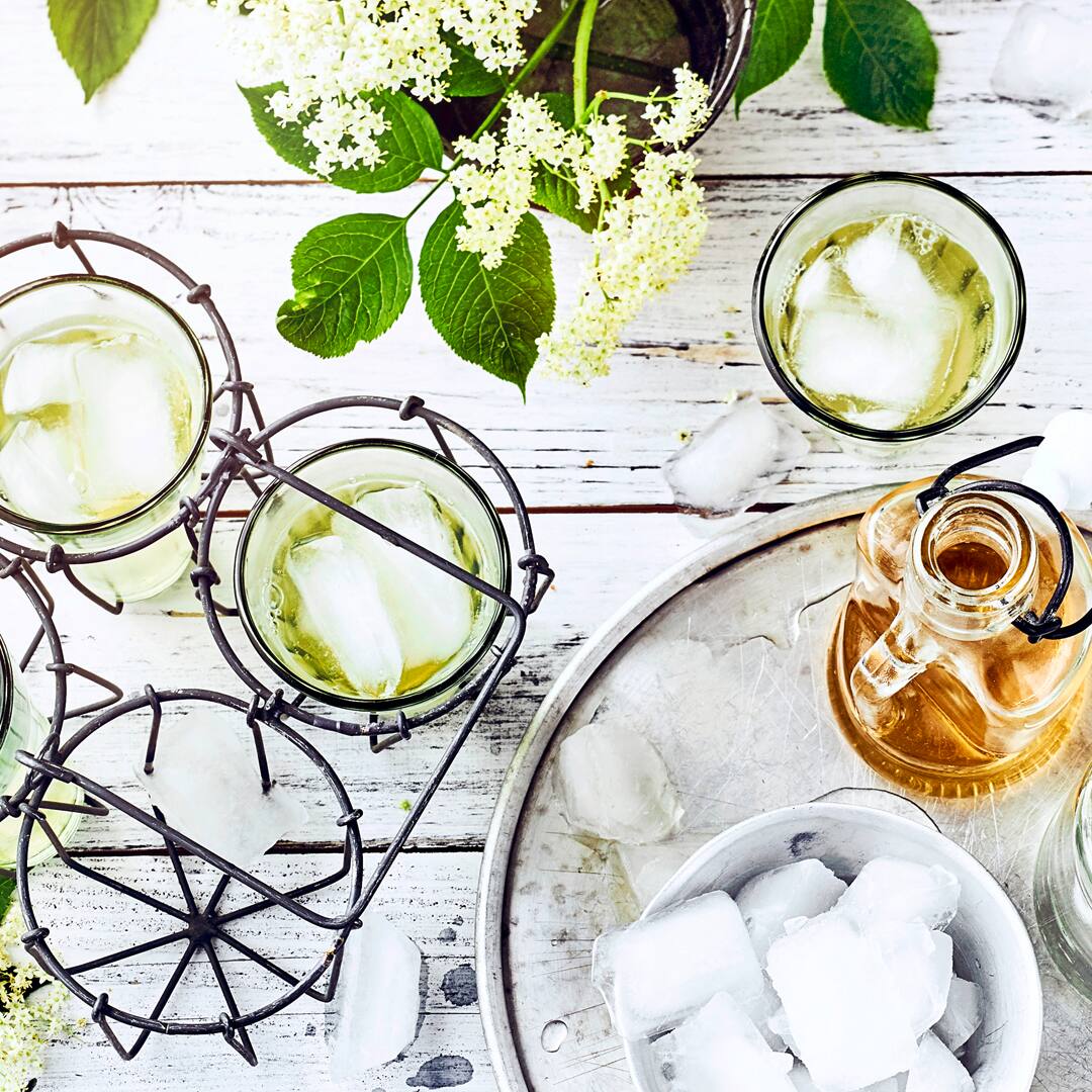 Frisch, süß und nach Sommer, so kann die selbst gemachte Holunderblüten-Limonade am besten beschrieben werden. Frischen Holunder zu Sirup verarbeiten ist ganz einfach gemacht und hält sich am besten im Kühlschrank.