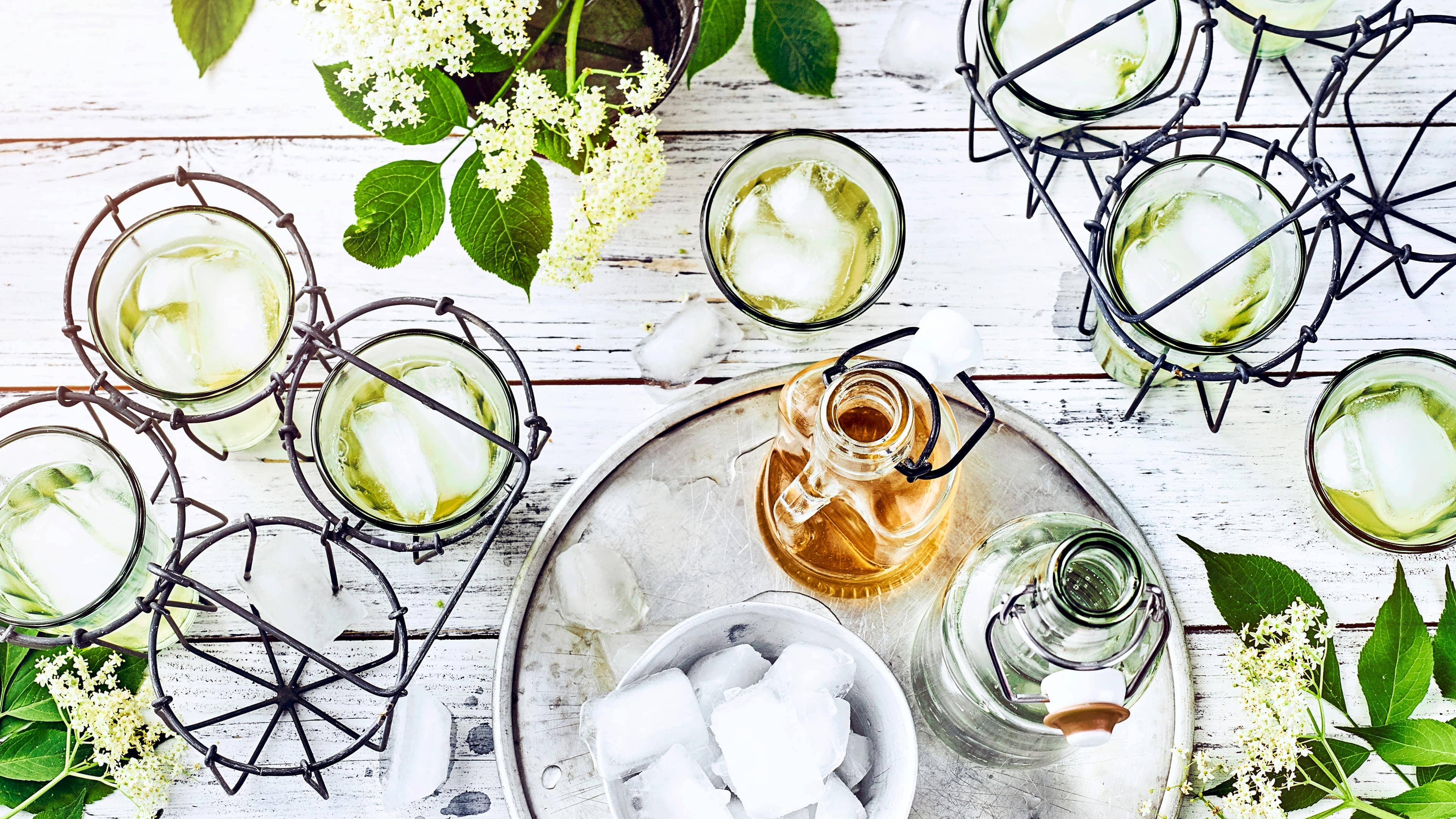 Holunderblüten-Limonade Frisch, süß und nach Sommer, so kann die selbst gemachte Holunderblüten-Limonade am besten beschrieben werden. Frischen Holunder zu Sirup verarbeiten ist ganz einfach gemacht und hält sich am besten im Kühlschrank.