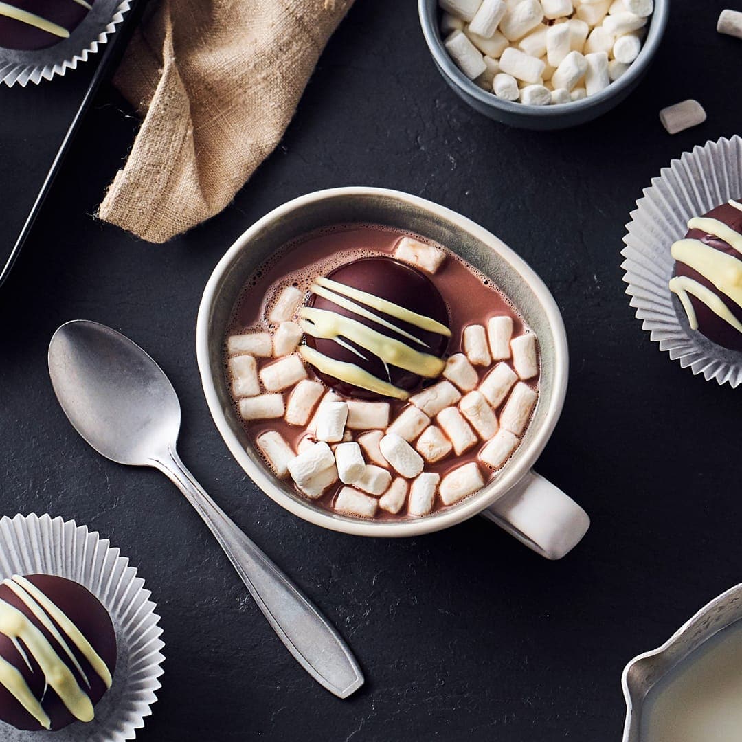 Entdecken Sie den neuen Trend Hot Chocolate Cocoa Bombs. Die hübschen Schokoladen-Kugeln enthüllen ihr leckeres Geheimnis aus Marshmallows und Kakao-Pulver, wenn Sie diese mit heißer Milch in der Tasse übergießen. Ein Spaß für Groß und Klein!