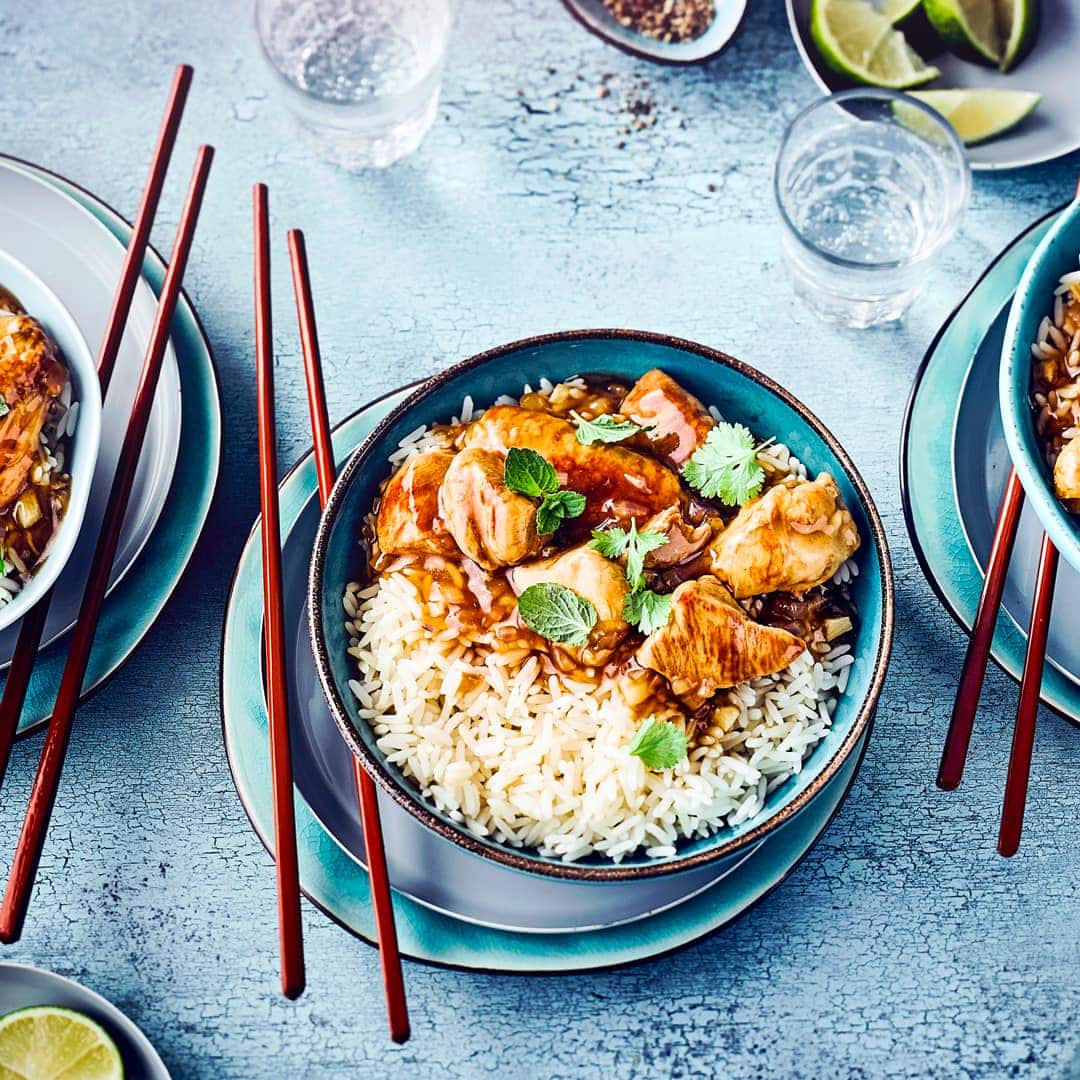 Adobo bedeutet Marinade oder Würze. Sojasauce, Sternanis, Piment und Zimt machen den würzig, süßlichen Geschmack des Philippinischen Hühnchen „Adobo“ erst aus.