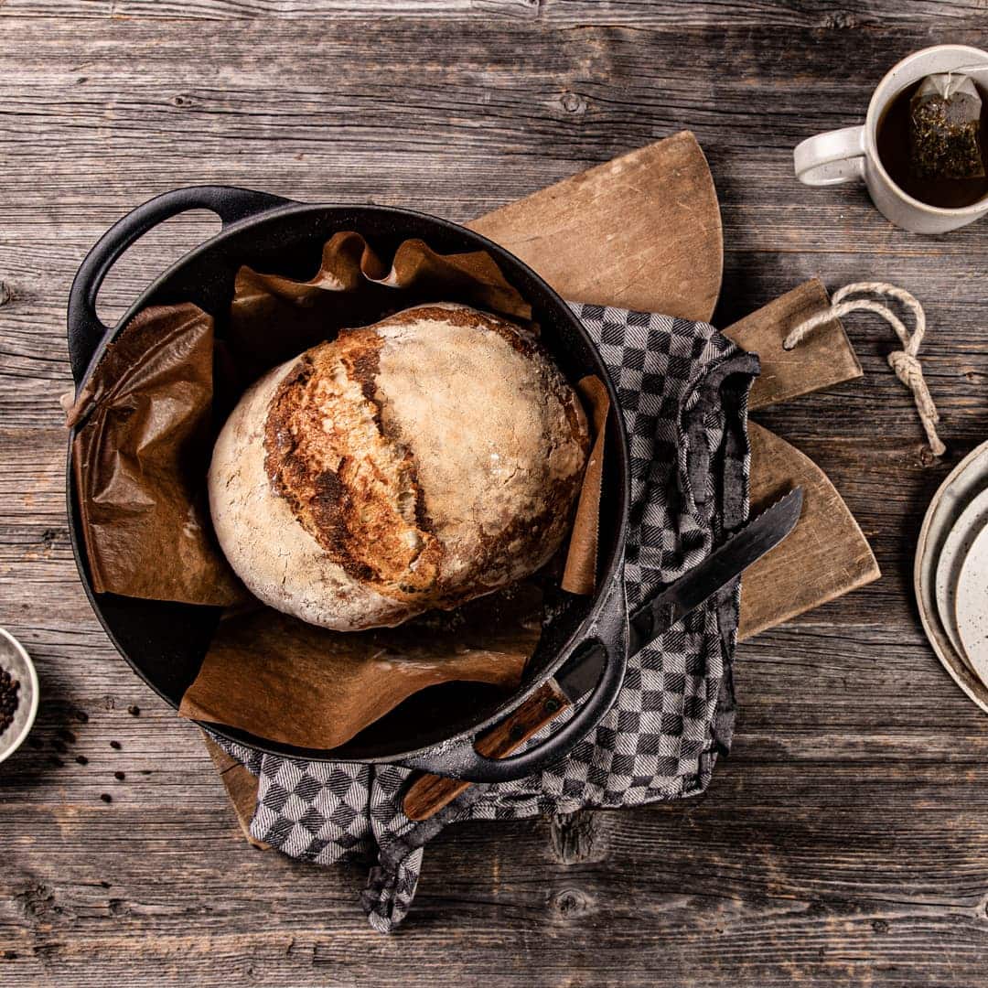 Nur rühren, nicht kneten - Anstatt den Teig zu kneten, wird bei unserem No Knead Bread auf eine lange Fermentationszeit gesetzt.