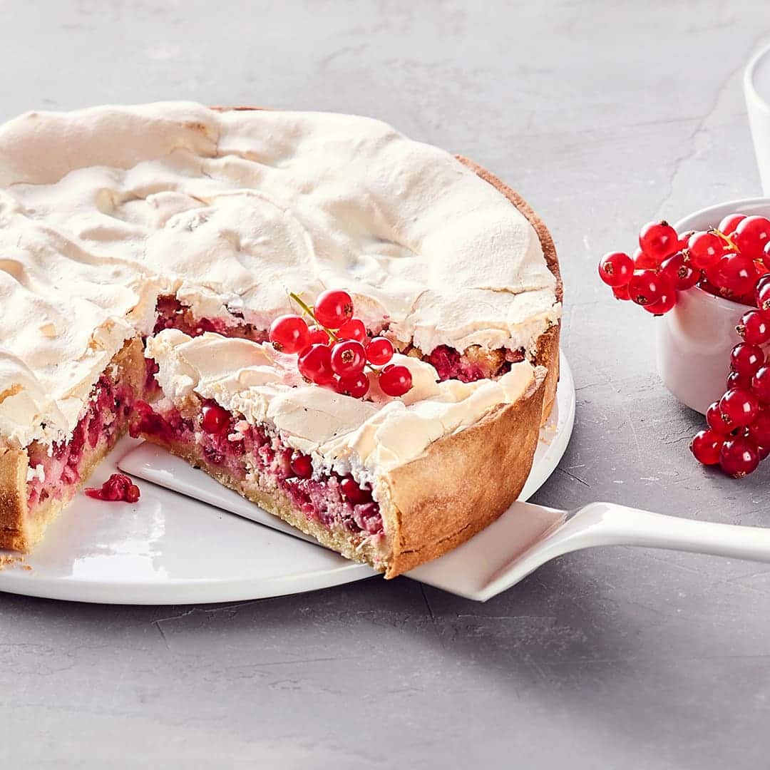 Unser raffinierter Johannisbeerkuchen kombiniert lockeren Vollkornmehl-Teig mit einem saftigen, säuerlich-süßen Nuss-Johannisbeer-Guss – so lecker!
