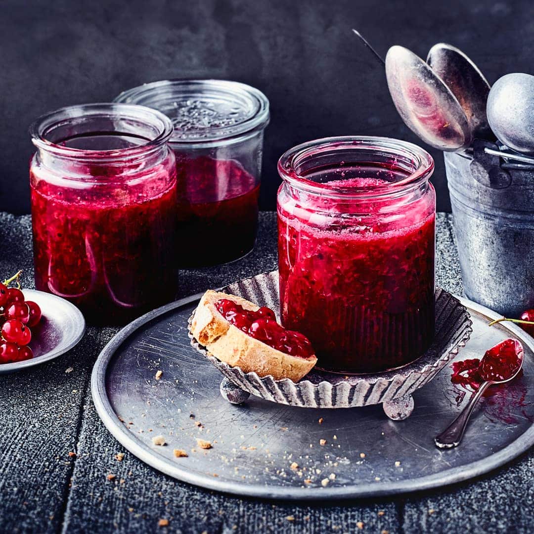 Saftige Beeren und feines Vanillearoma machen diese Konfitüre zu einem ganz besonderen Geschmackserlebnis. Auch als Füllung für feines Gebäck ist die Johannisbeer-Vanille-Konfitüre hervorragend geeignet.