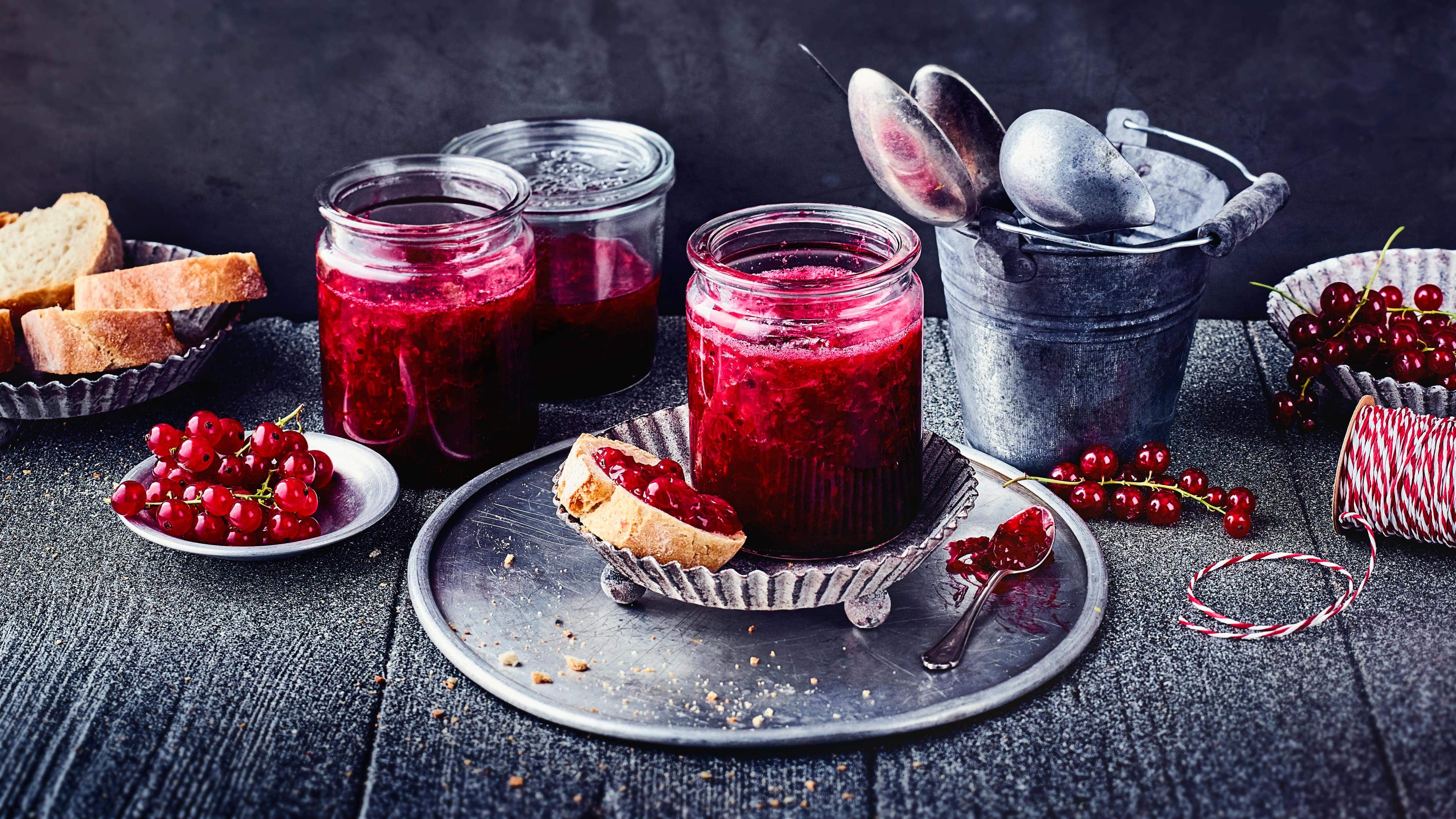 Johannisbeer-Vanille-Konfitüre Saftige Beeren und feines Vanillearoma machen diese Konfitüre zu einem ganz besonderen Geschmackserlebnis. Auch als Füllung für feines Gebäck ist die Johannisbeer-Vanille-Konfitüre hervorragend geeignet.