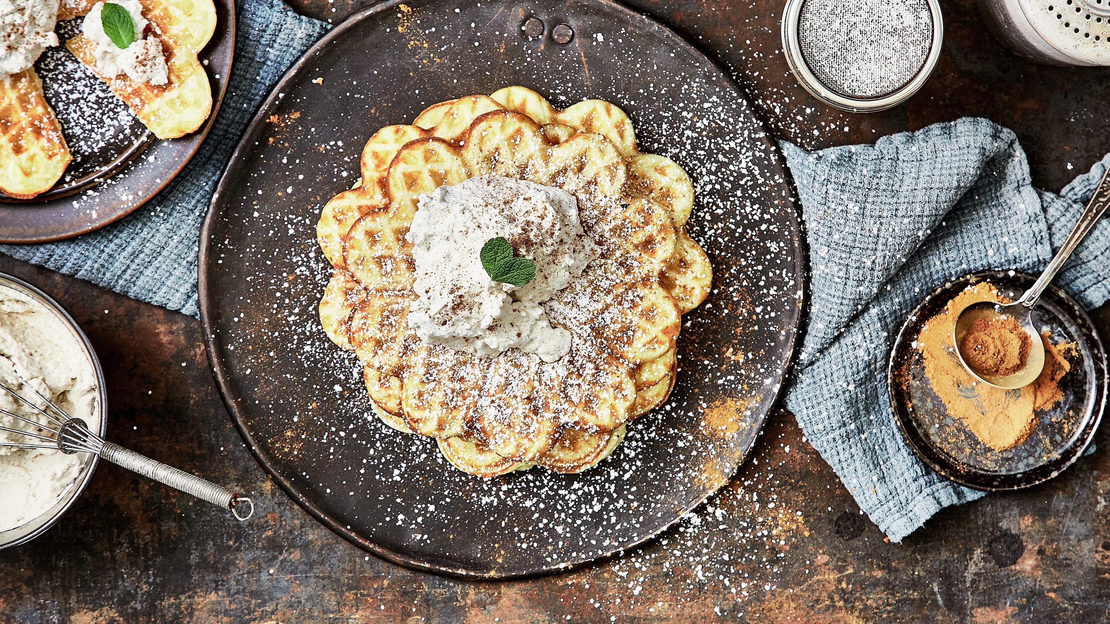 Herzwaffeln mit Zimtsahne Buttermilch und Zimtsahne sind das Geheimnis unseres Rezepts für Herzwaffeln. Es eignet sich sowohl für erfahrene Waffelbäcker als auch für Neulinge.