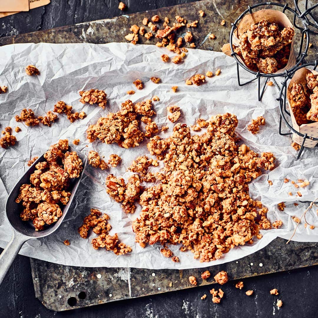Unser selbstgemachter Mandel-Krokant lässt sich ganz einfach in wenigen Minuten zubereiten und eignet sich für fast jedes Dessert!