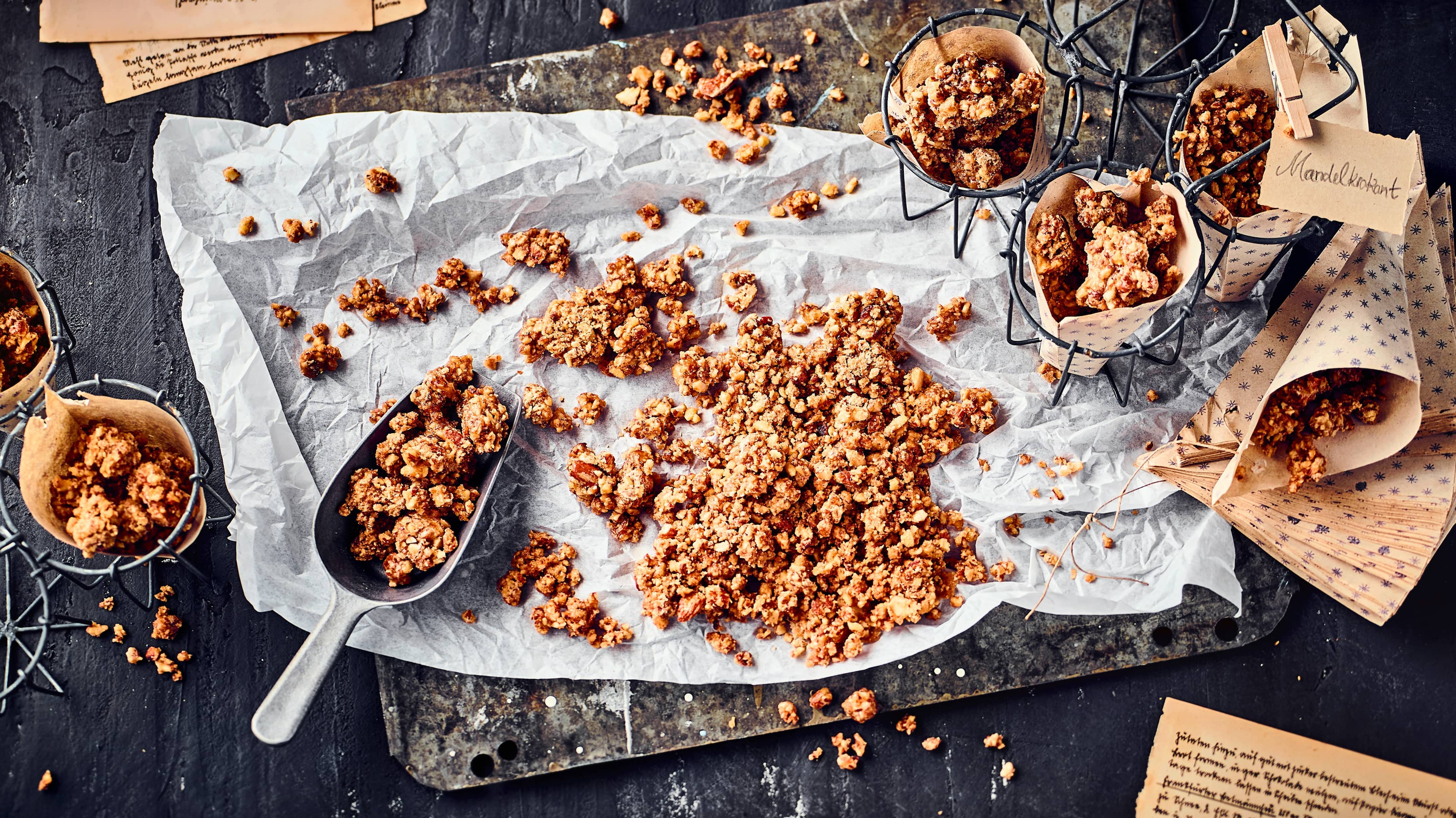 Mandelkrokant Unser selbstgemachter Mandel-Krokant lässt sich ganz einfach in wenigen Minuten zubereiten und eignet sich für fast jedes Dessert!