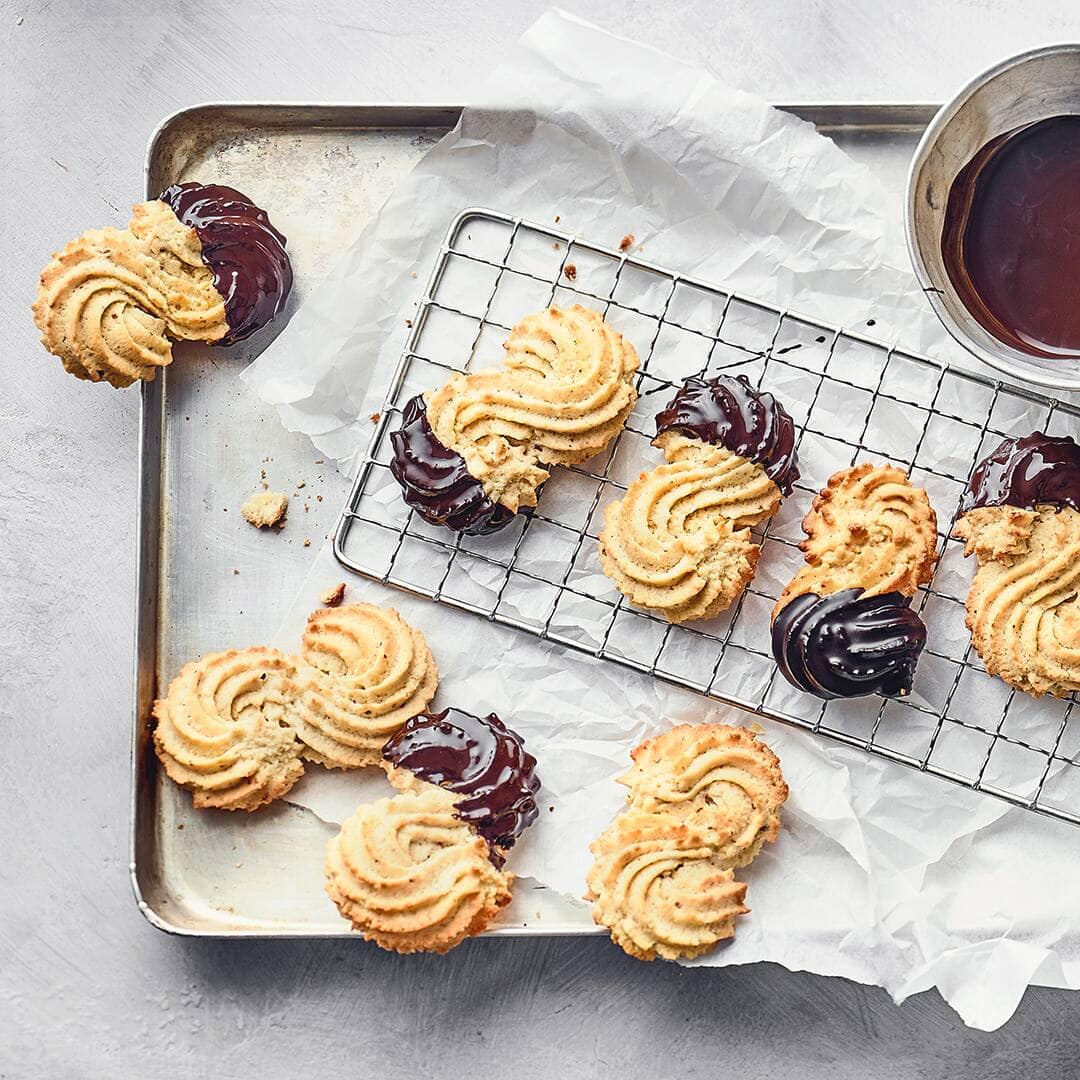 Feines Spritzgebäck mit Mandeln – eine köstlich schmeckende Leckerei für die Kaffeetafel, besonders in der Advents- und Weihnachtszeit. Gleich nachbacken!