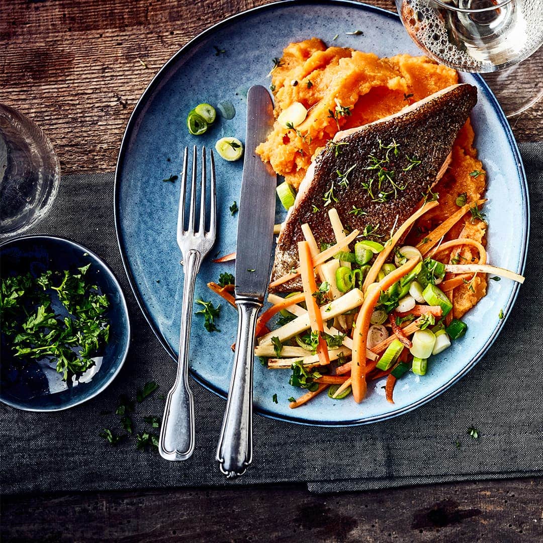 Filets von der Lachsforelle gebraten mit einem Süßkartoffelpüree und feinem Gemüse aus Lauch, Karotte und Petersilienwurzel.