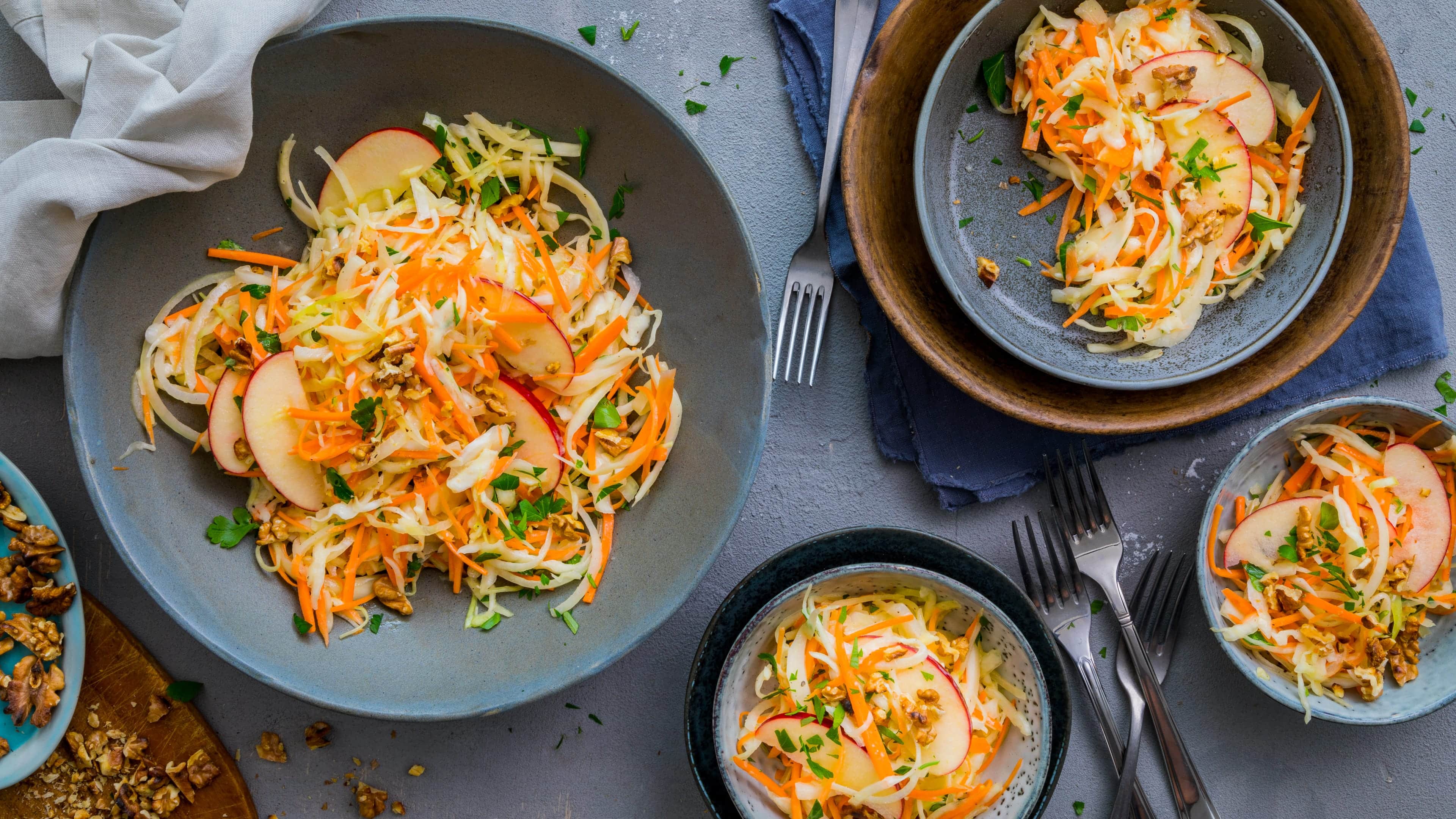 Cole Slaw Frischer, saftiger Krautsalat mit rotem Apfel und selbstgemachter Mayonnaise. Eine prima Beilage zum Grillen.