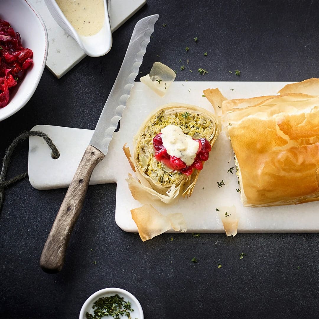 Probieren Sie unseren Wirsingstrudel mit herrlichem Cranberry-Nuss-Kompott und herzhafter Blauschimmelkäse-Soße.