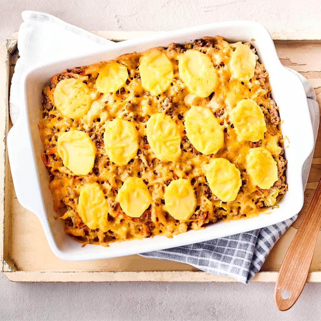 Wirsing-Liebhaber aufgepasst: Unser Wirsingauflauf mit Kartoffeln, Hackfleisch und sahniger Soße wird knusprig mit Käse überbacken und schmeckt superlecker.