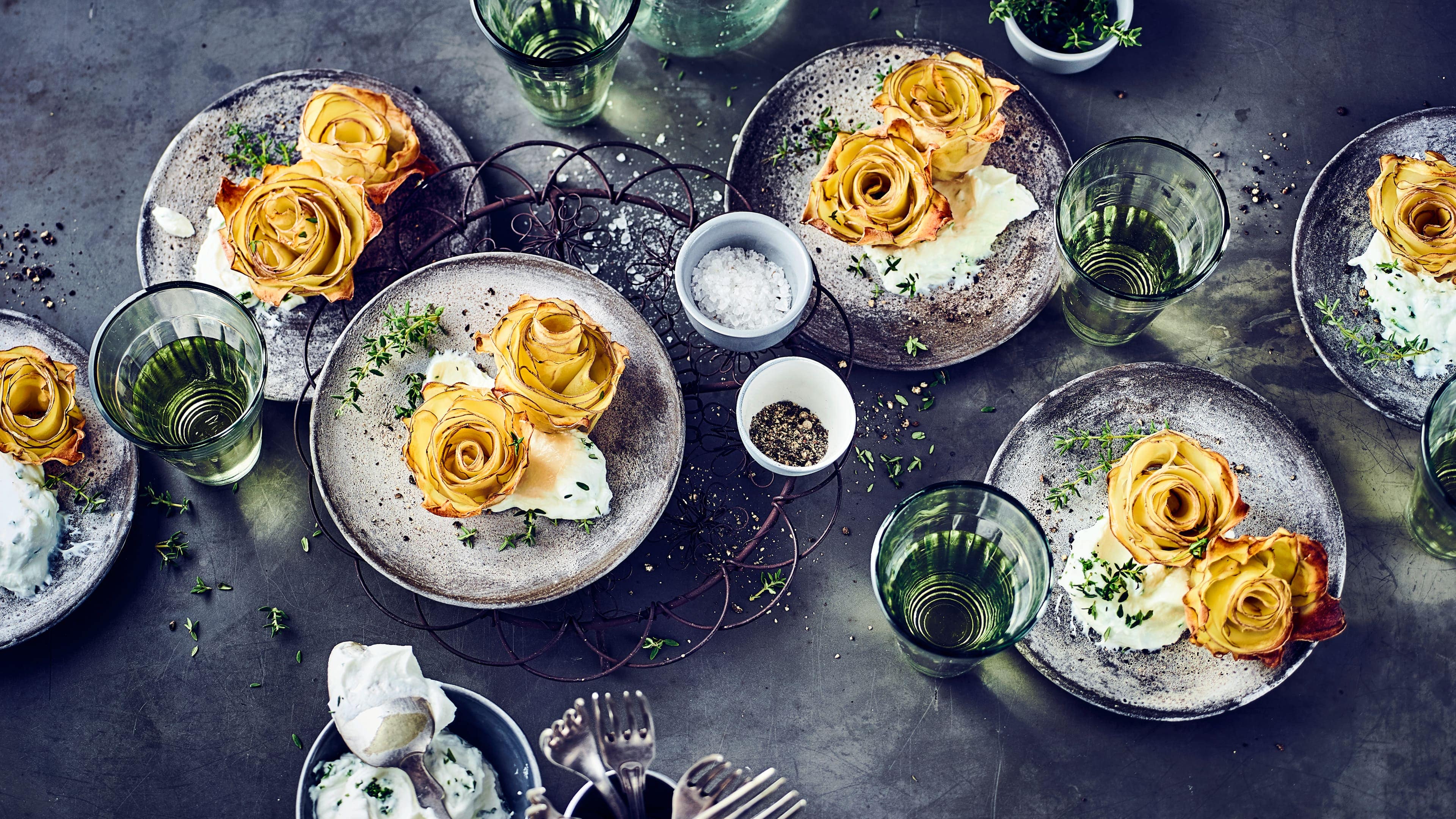 Kartoffelrosen Liebe geht ja bekanntlich durch den Magen. Aber wenn etwas so schön aussieht ist man doch gleich doppelt verliebt. Und unsere Kartoffelrosen mit selbstgemachtem Kräuterquark sehen nicht nur zum Verlieben aus, sie schmecken auch fantastisch.