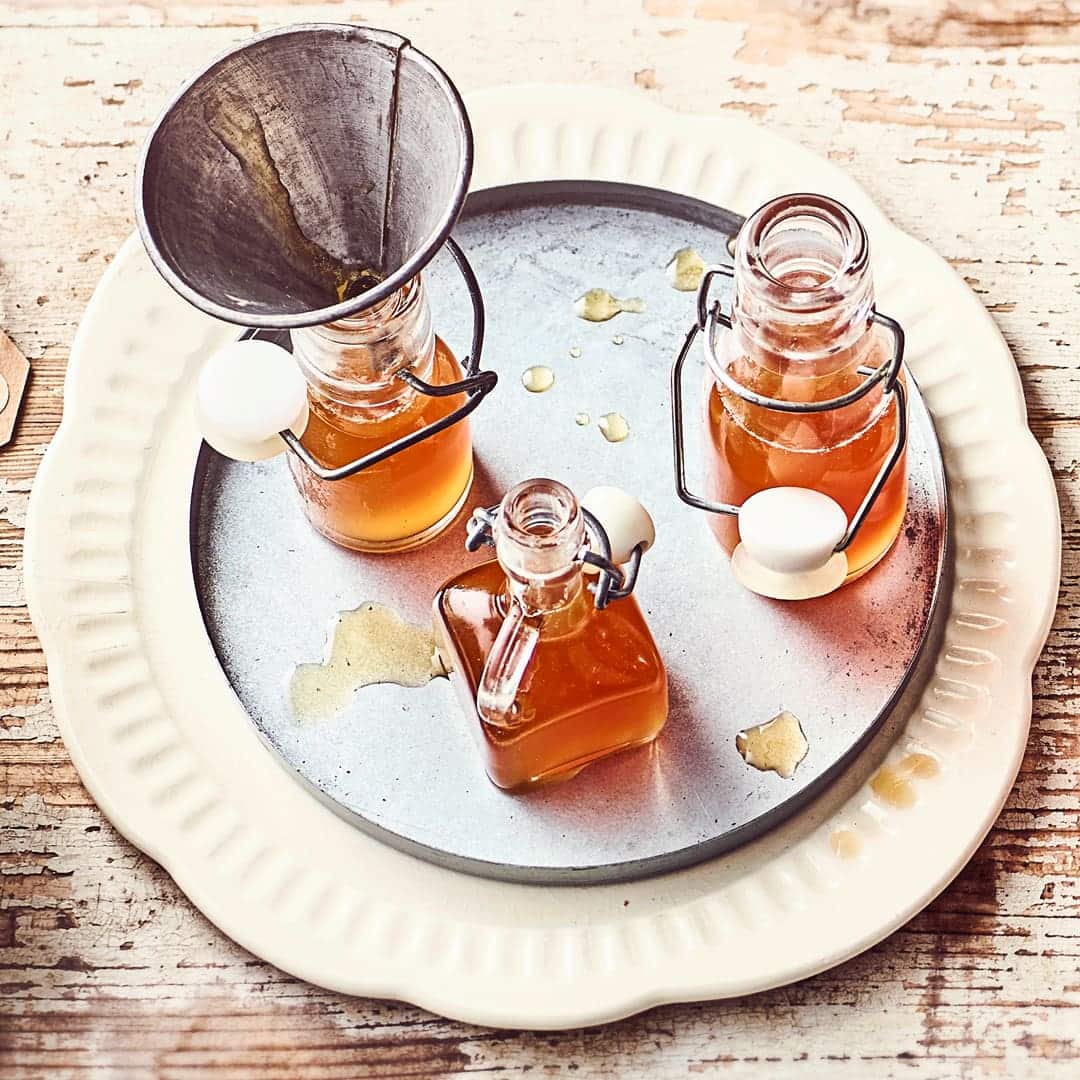 Genau das Richtige um gut durch die Erkältungszeit zu kommen: Selbstgemachter Ingwer-Zitronen-Sirup. Schmeckt pur wie als Sirup für einen heißen Tee.