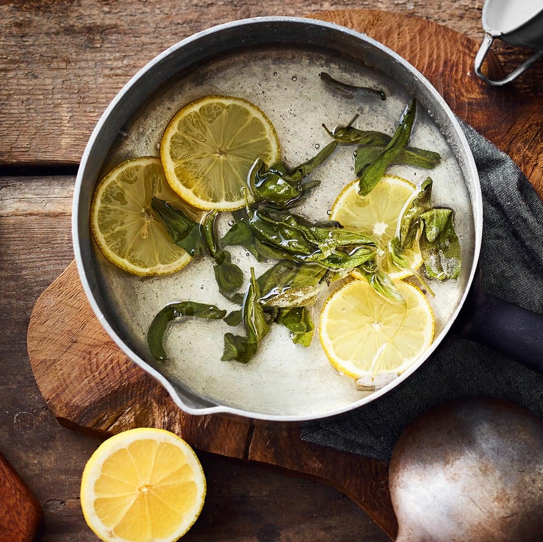 Als Hausmittelchen gegen Halsweh bekannt: Selbstgemachter Salbei-Sirup aus Zucker, Salbeiblättern und Zitrone. Ungeöffnet ist der Sirup sogar bis zu 6 Monate haltbar.