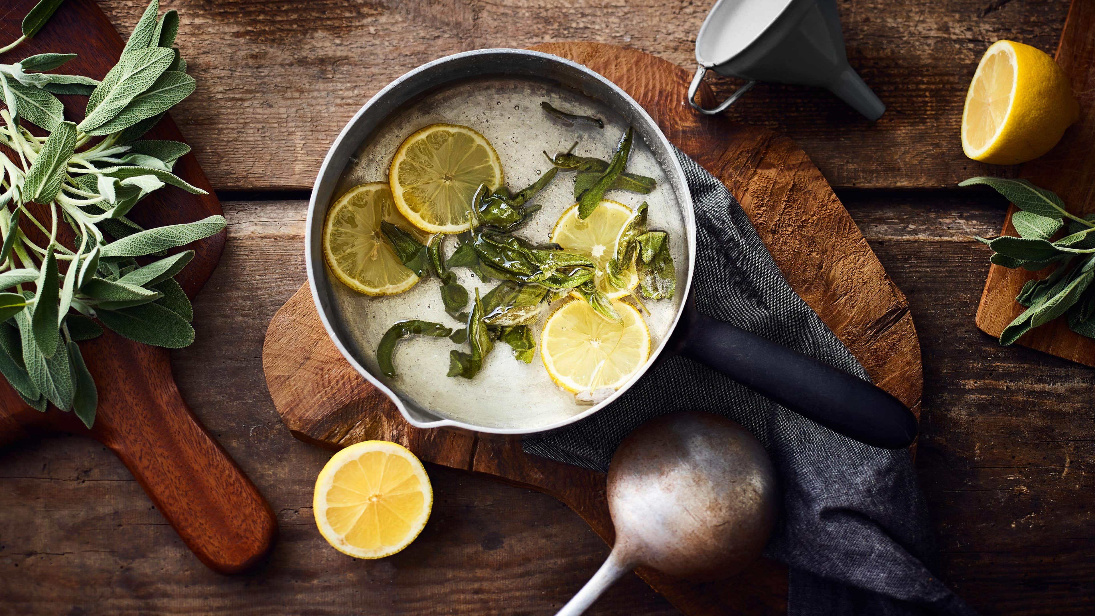 Salbei-Sirup Als Hausmittelchen gegen Halsweh bekannt: Selbstgemachter Salbei-Sirup aus Zucker, Salbeiblättern und Zitrone. Ungeöffnet ist der Sirup sogar bis zu 6 Monate haltbar.