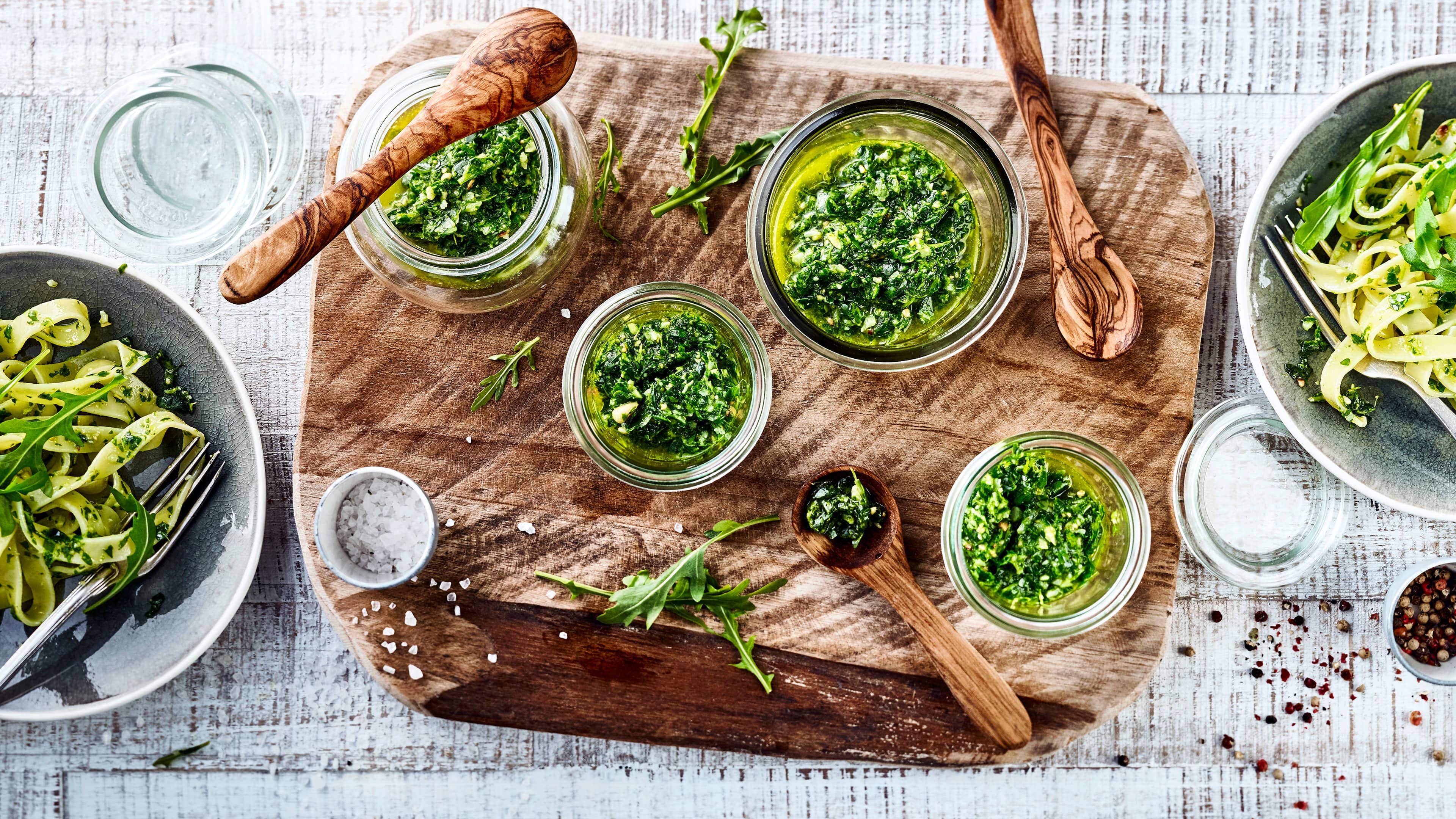 Rucola-Pesto Pikanter Begleiter zu vielen Fleisch- und Pastagerichten: Probieren Sie unser selbstgemachtes Rucola-Pesto mit Knoblauch, Parmesan und Pinienkernen!